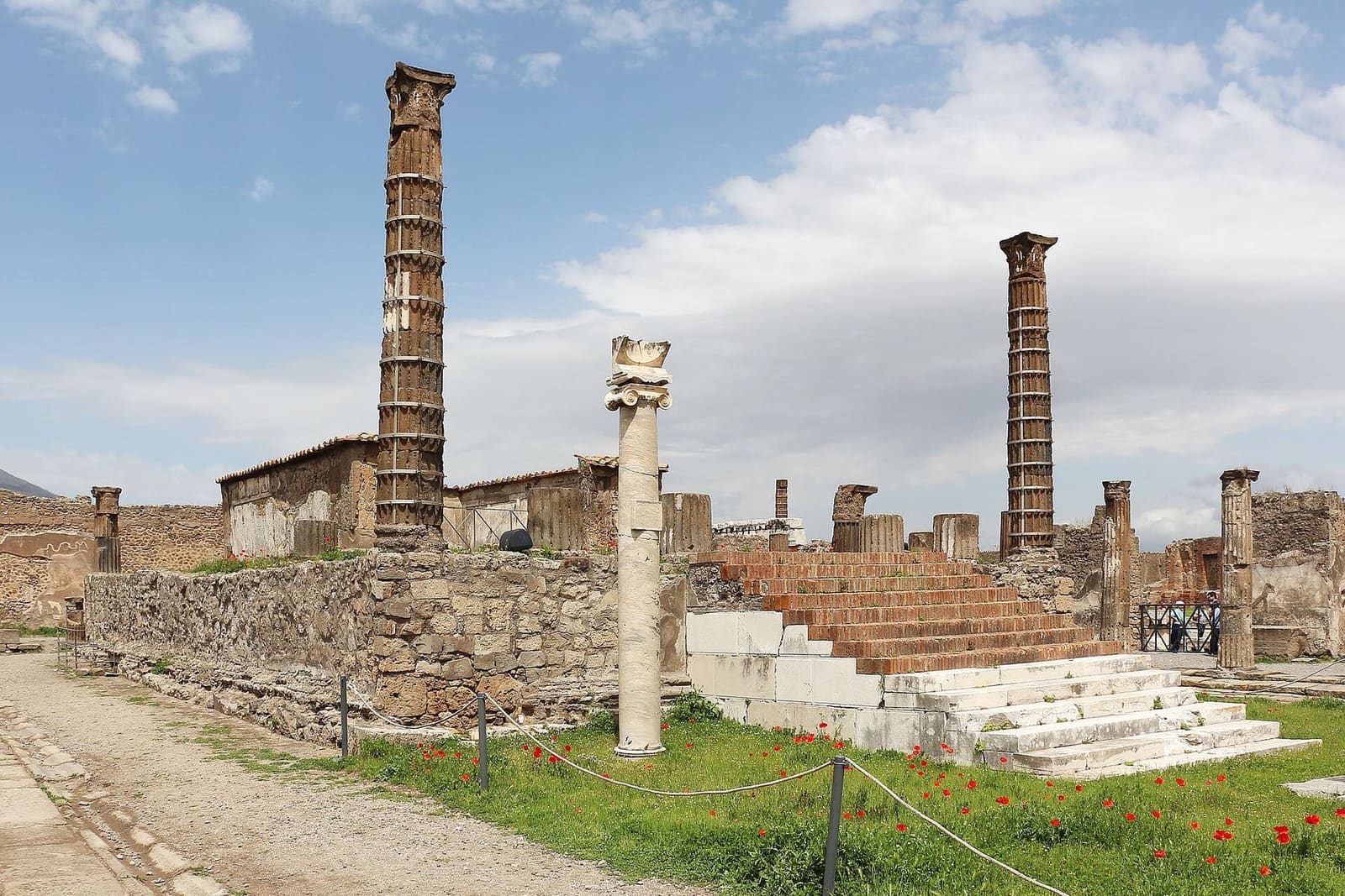 il Tempio di Apollo, con la scalinata e le colonne del recinto