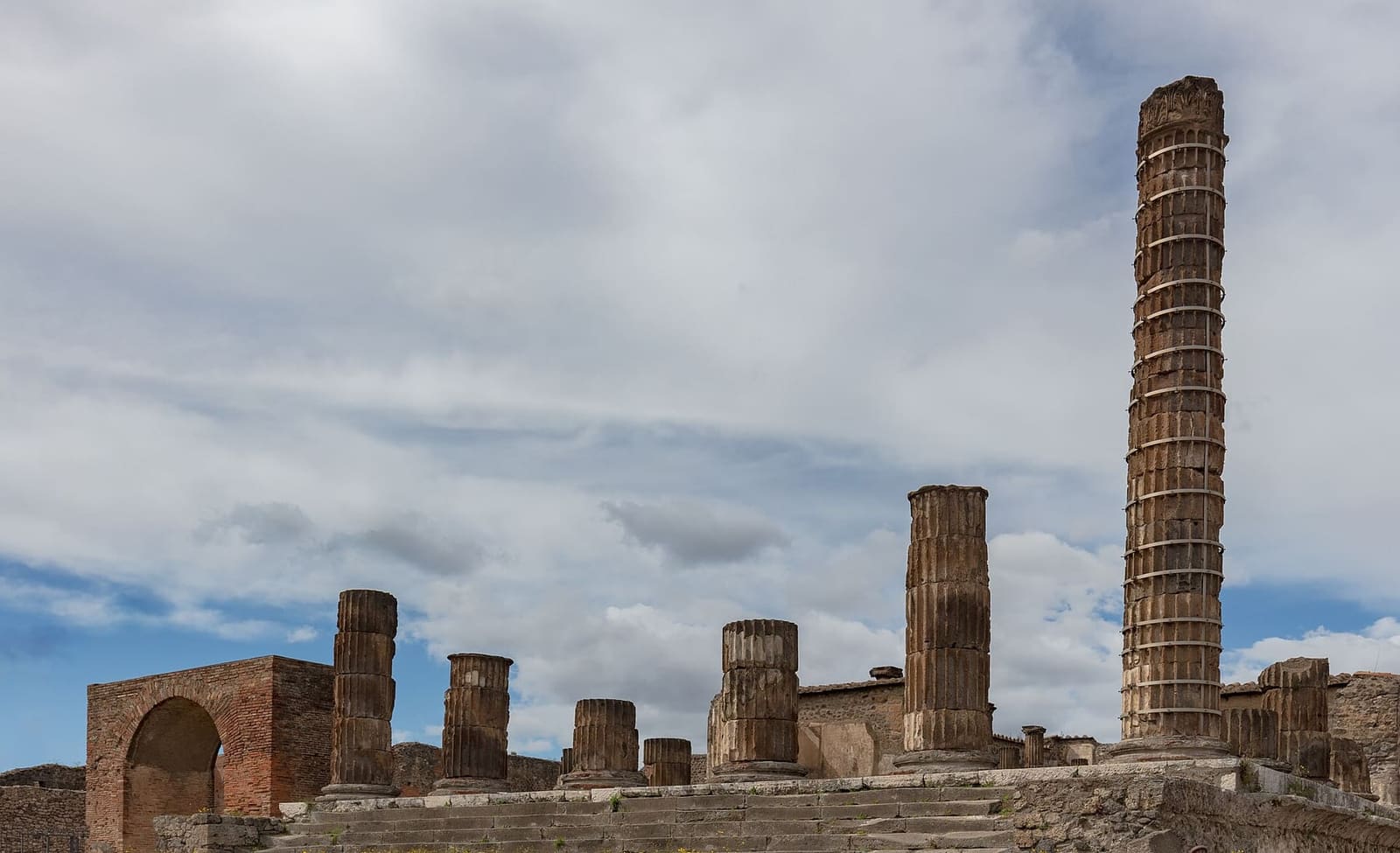il Tempio di Giove e le colonne di mattoni sul Foro, a marzo