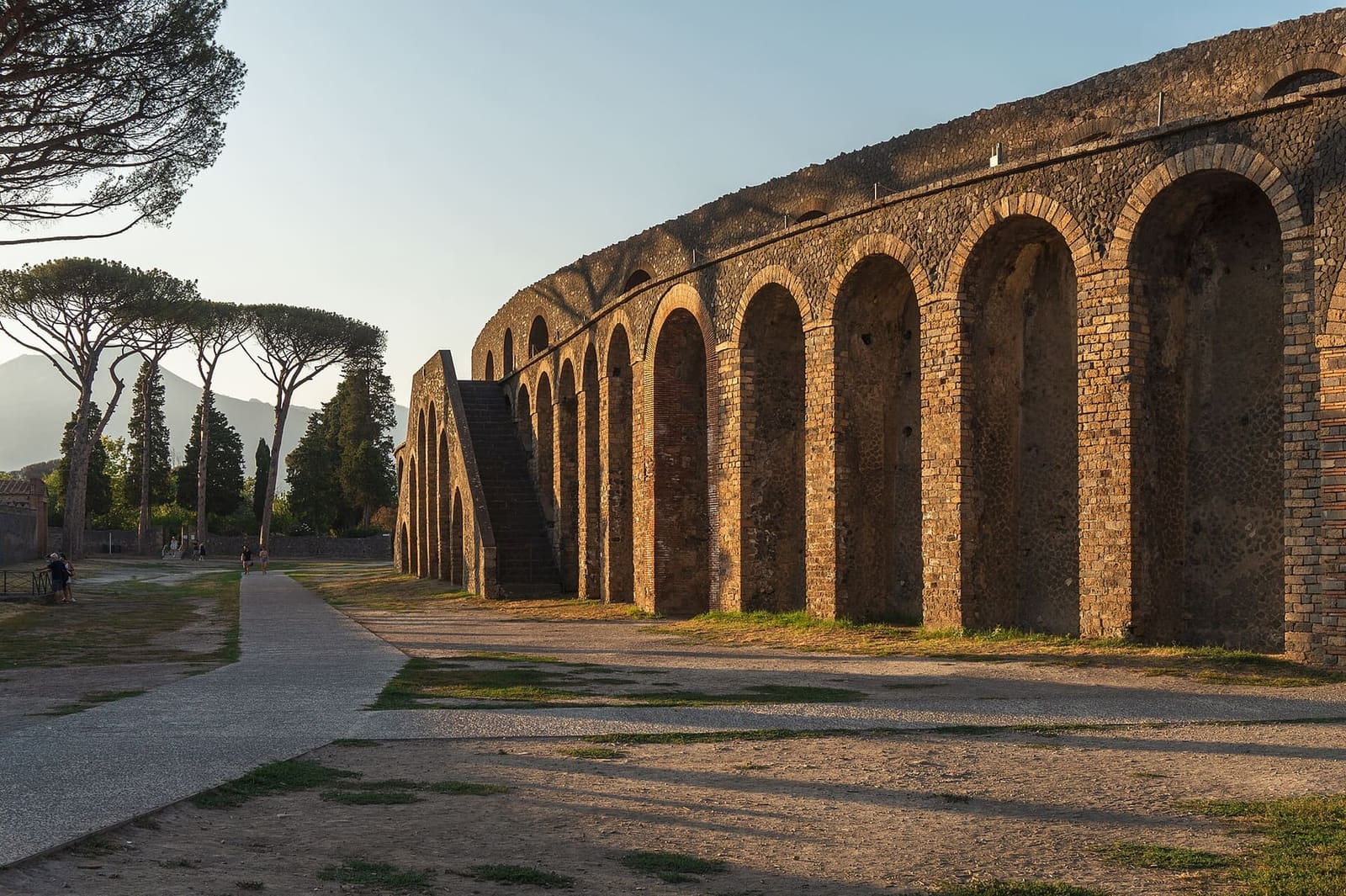 l'Anfiteatro da fuori, con le arcate e le scale, fra i pini