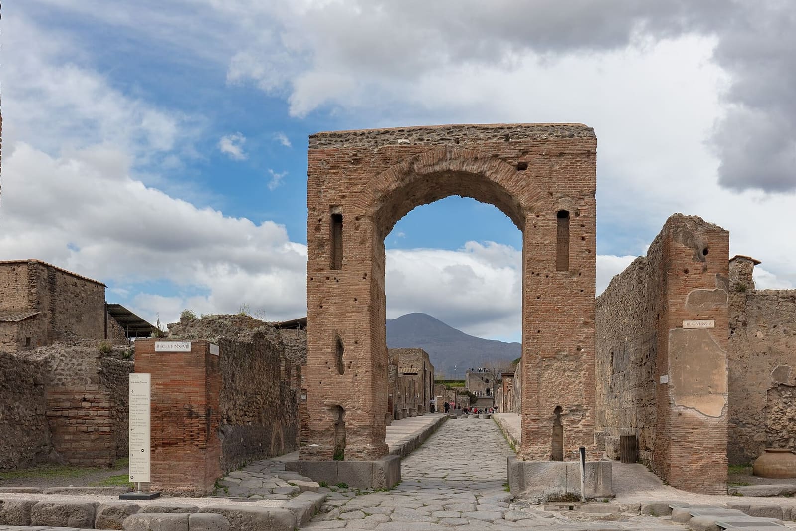 l'Arco di Caligola su via di Mercurio, con il Vesuvio dentro l'arco