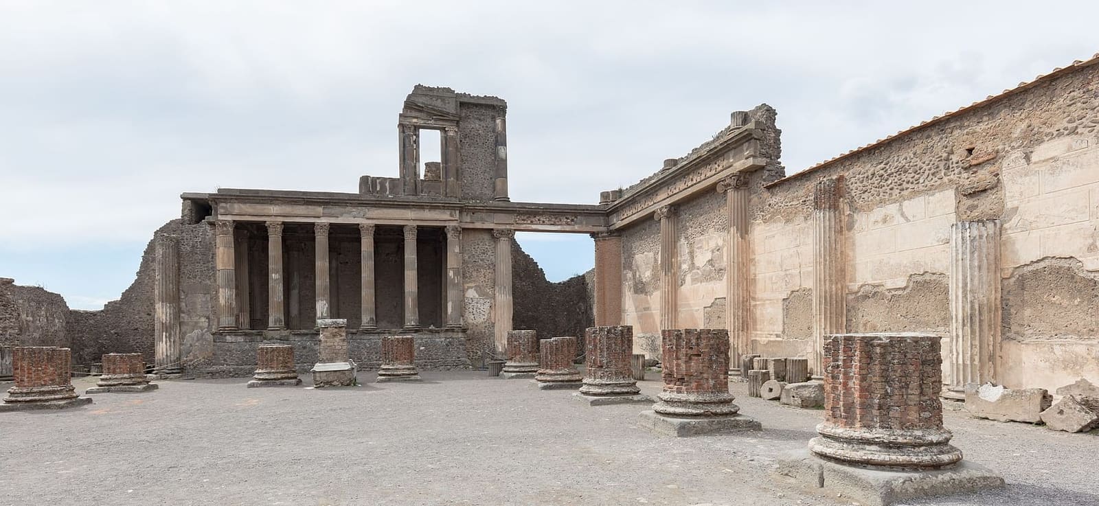 la Basilica sul Foro, con le basi delle colonne e il portico in fondo, a marzo