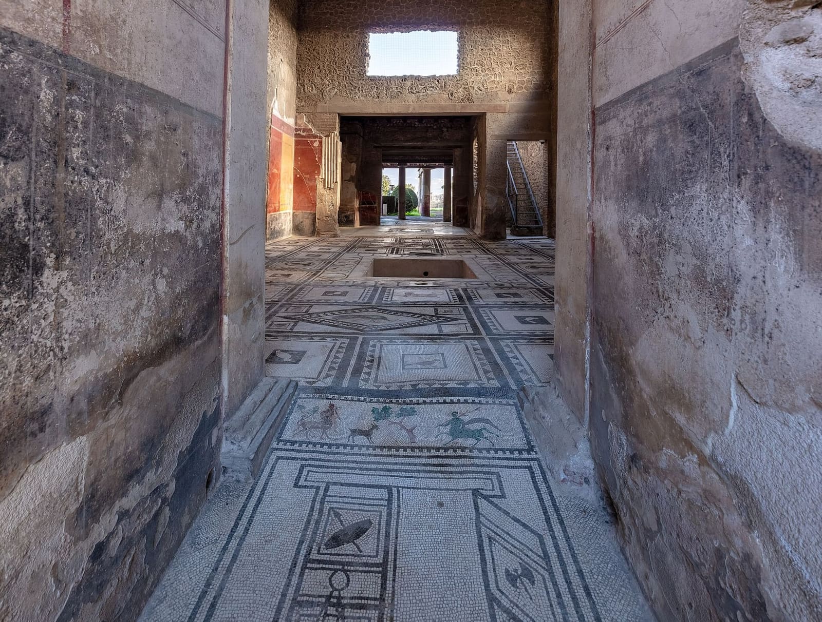 i mosaici con gli animali nell'ingresso della Casa di Paquio Proculo, che oggi si vede solo da fuori, a marzo