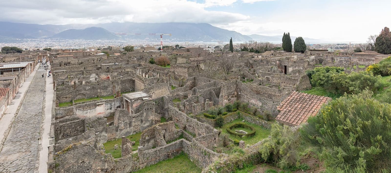 la città dall'alto della Torre di Mercurio, con i monti dietro, a marzo