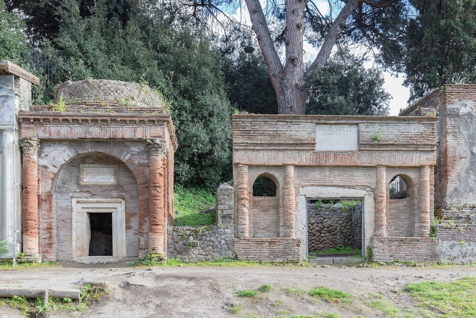 le tombe della necropoli di Porta Nocera, fuori dalle mura, a marzo