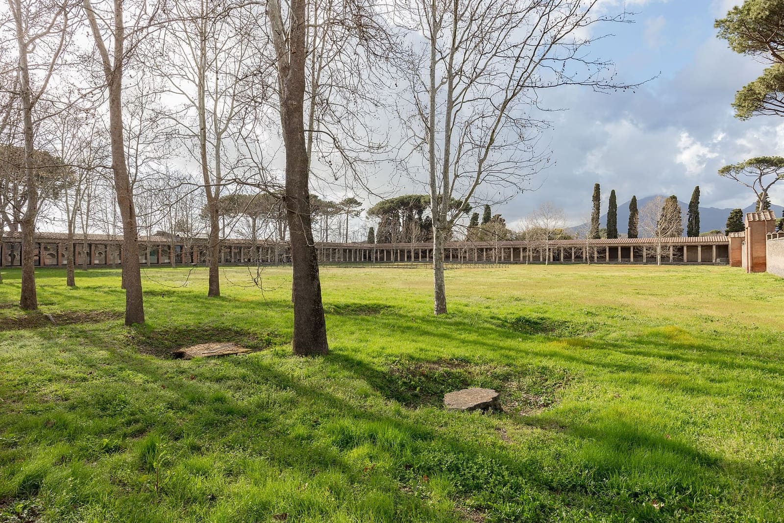 la Palestra Grande, con gli alberi spogli e il portico in fondo, a marzo