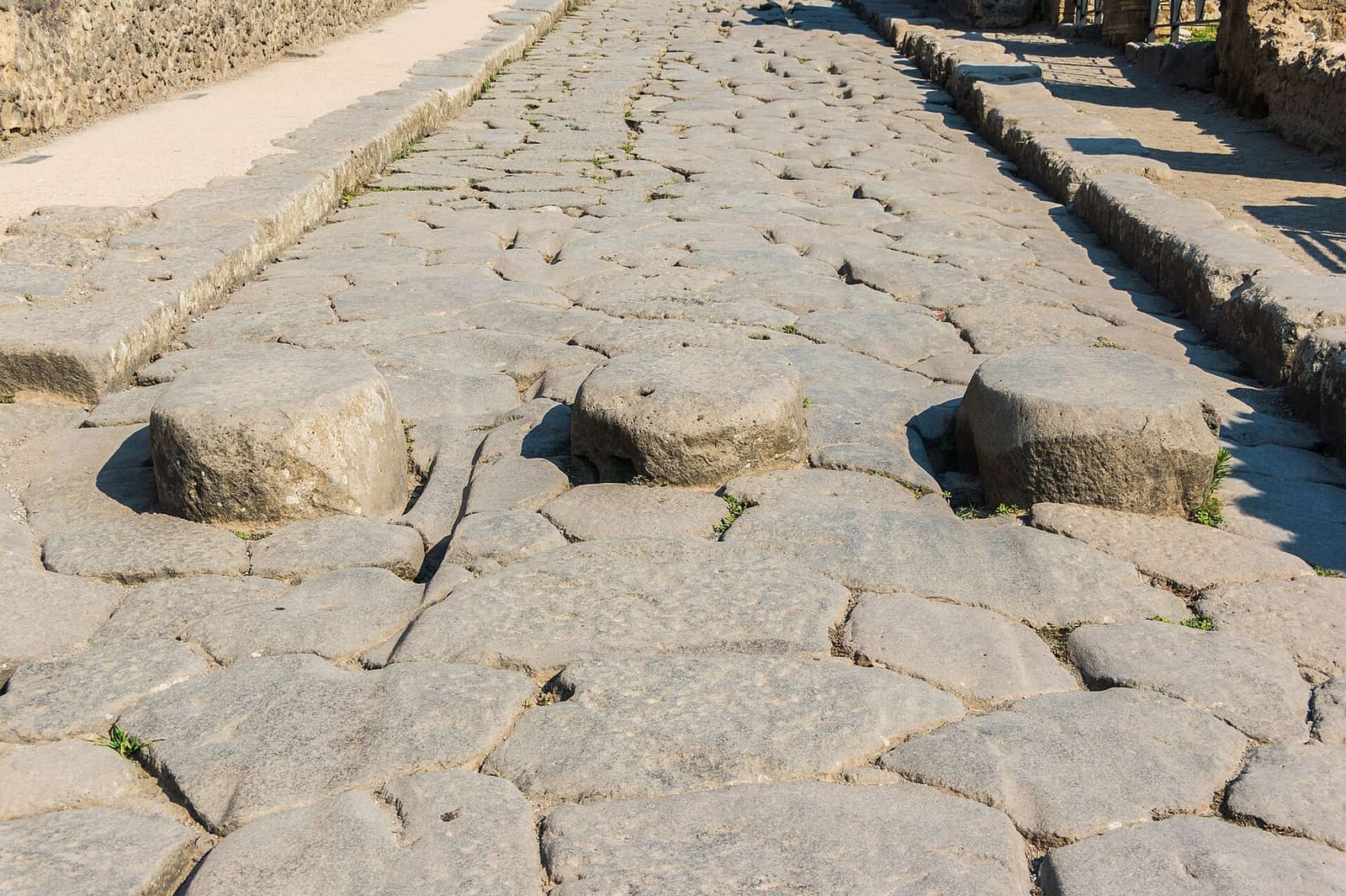 le pietre per attraversare la strada, fra i solchi dei carri