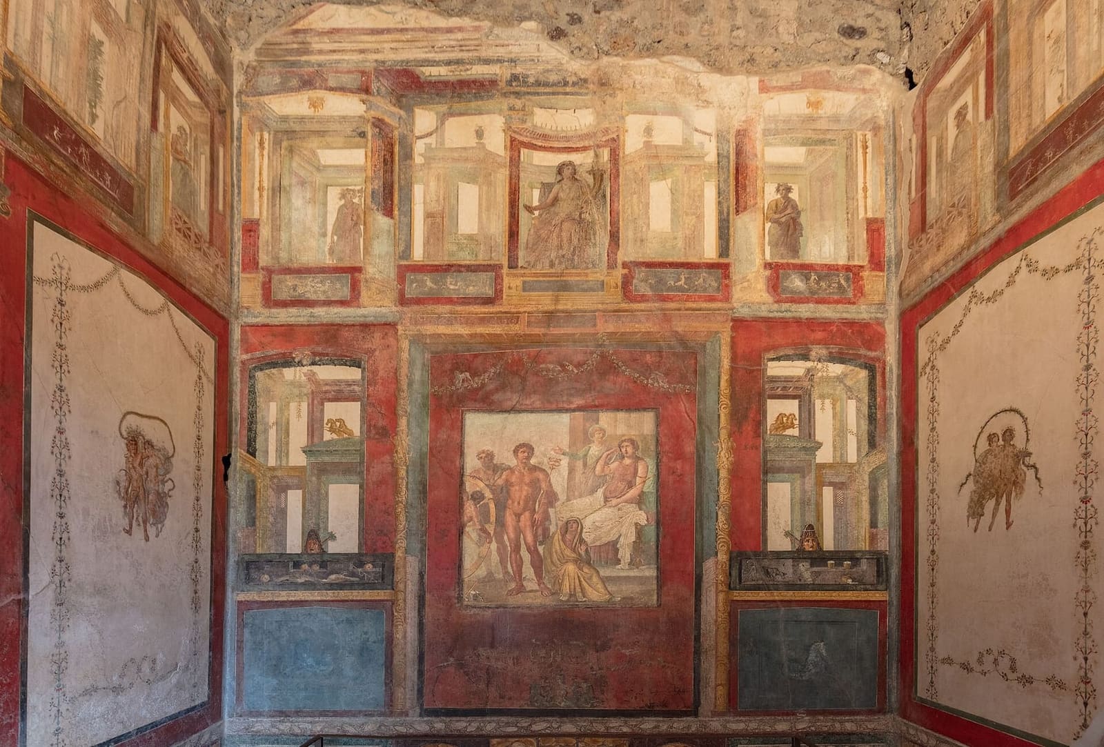 una stanza della Casa dei Vettii, con i quadri mitologici sulle pareti rosse