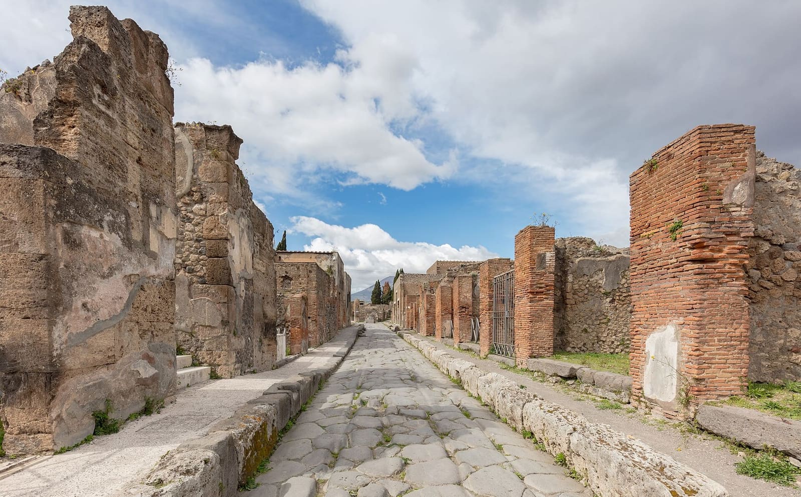 via Consolare, lastricata, fra i muri delle case, a marzo