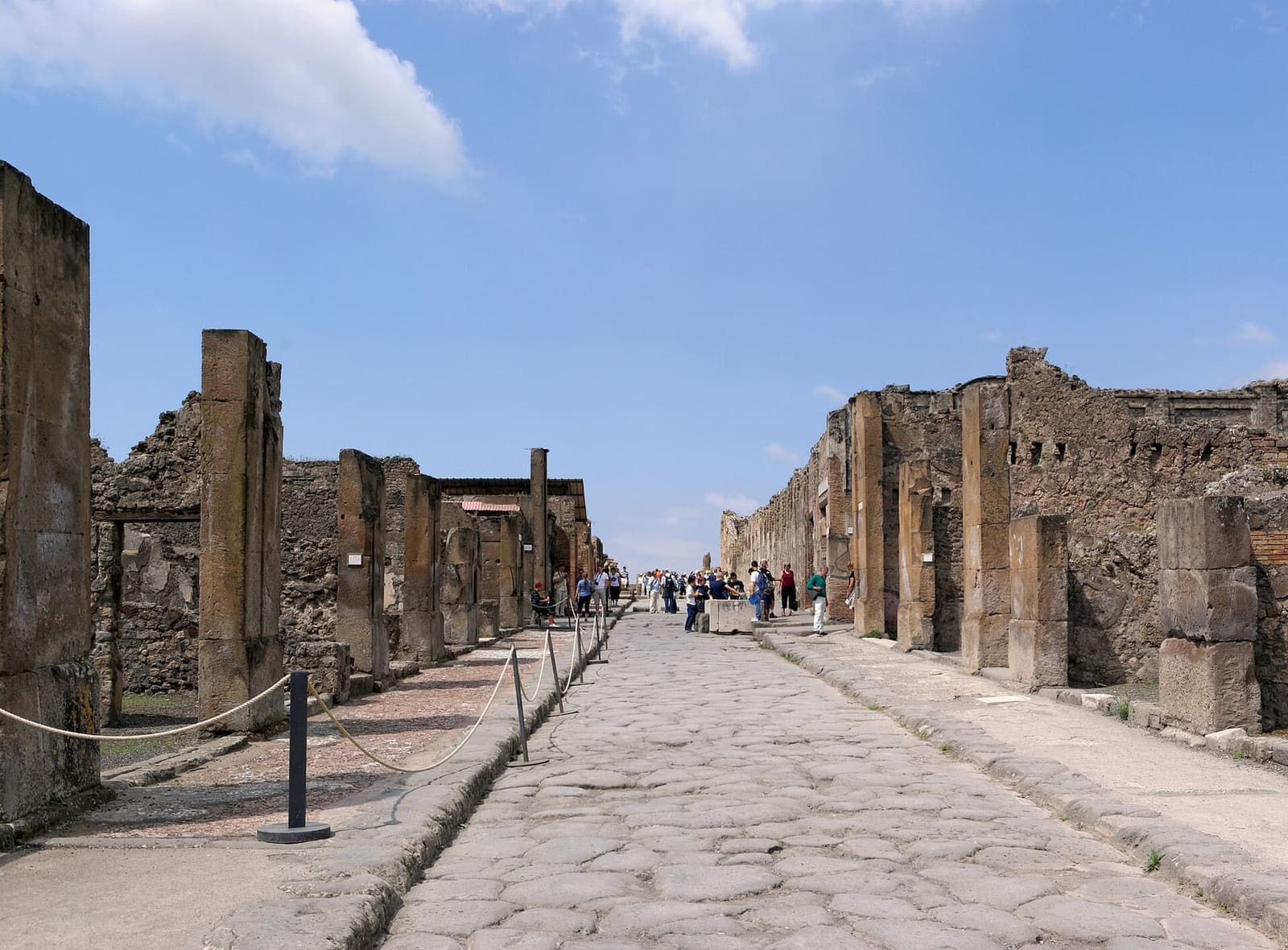 via dell'Abbondanza, con i marciapiedi alti e le facciate delle botteghe