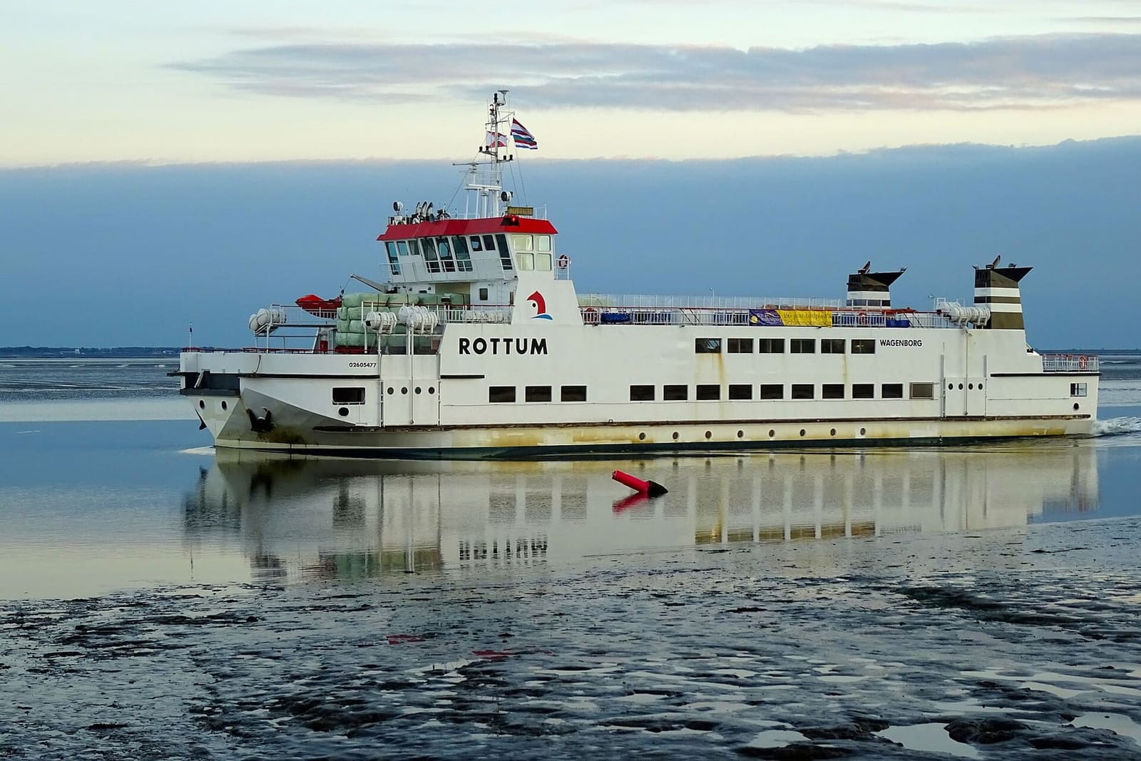 il traghetto da Lauwersoog arriva a Schiermonnikoog, con il wad scoperto dalla bassa marea