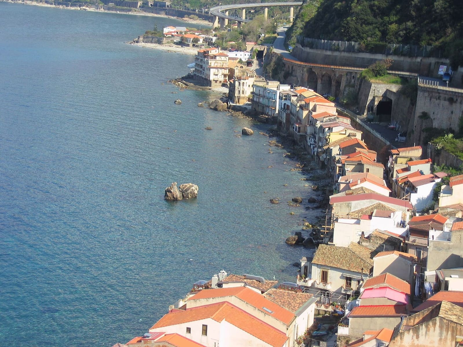 Chianalea vista dall'alto, con le case lungo il mare