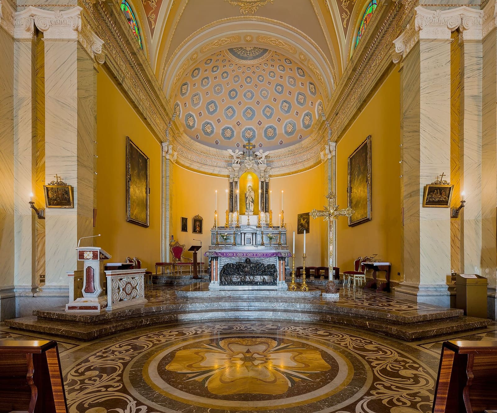 l'altare della chiesa di San Rocco e il pavimento di marmi colorati