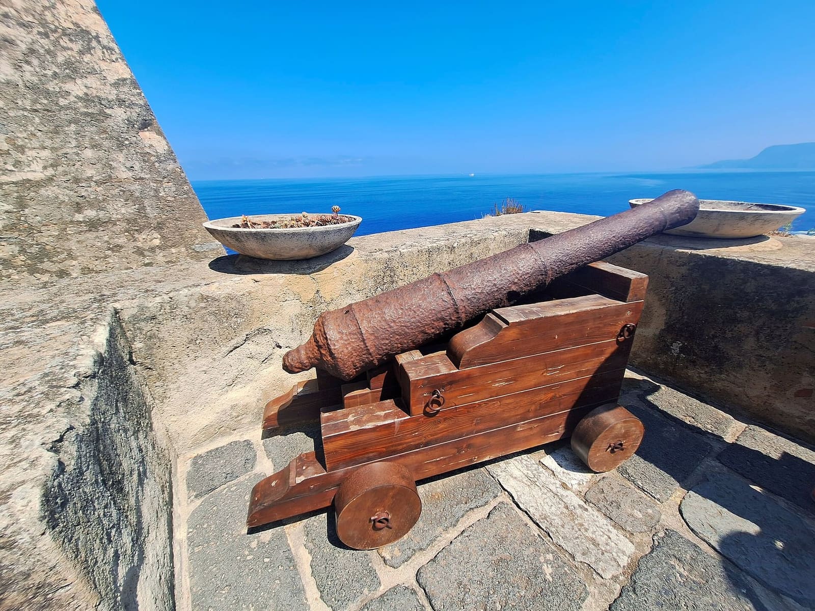 un cannone sui bastioni del castello, sopra il mare