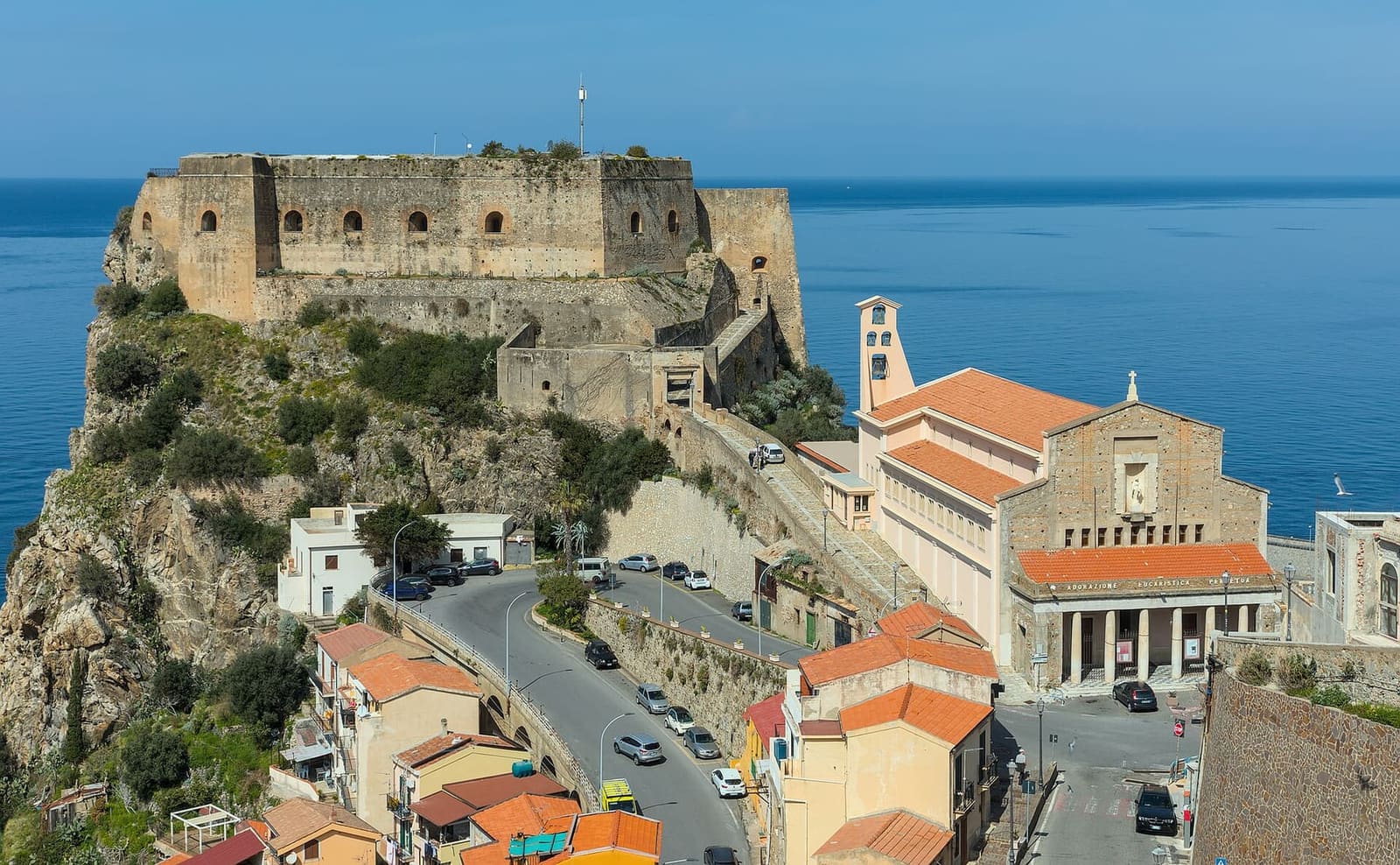 il castello e la chiesa dell'Immacolata visti da piazza San Rocco
