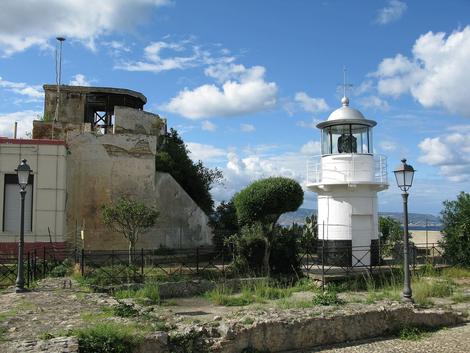 il faro bianco sulla terrazza del castello