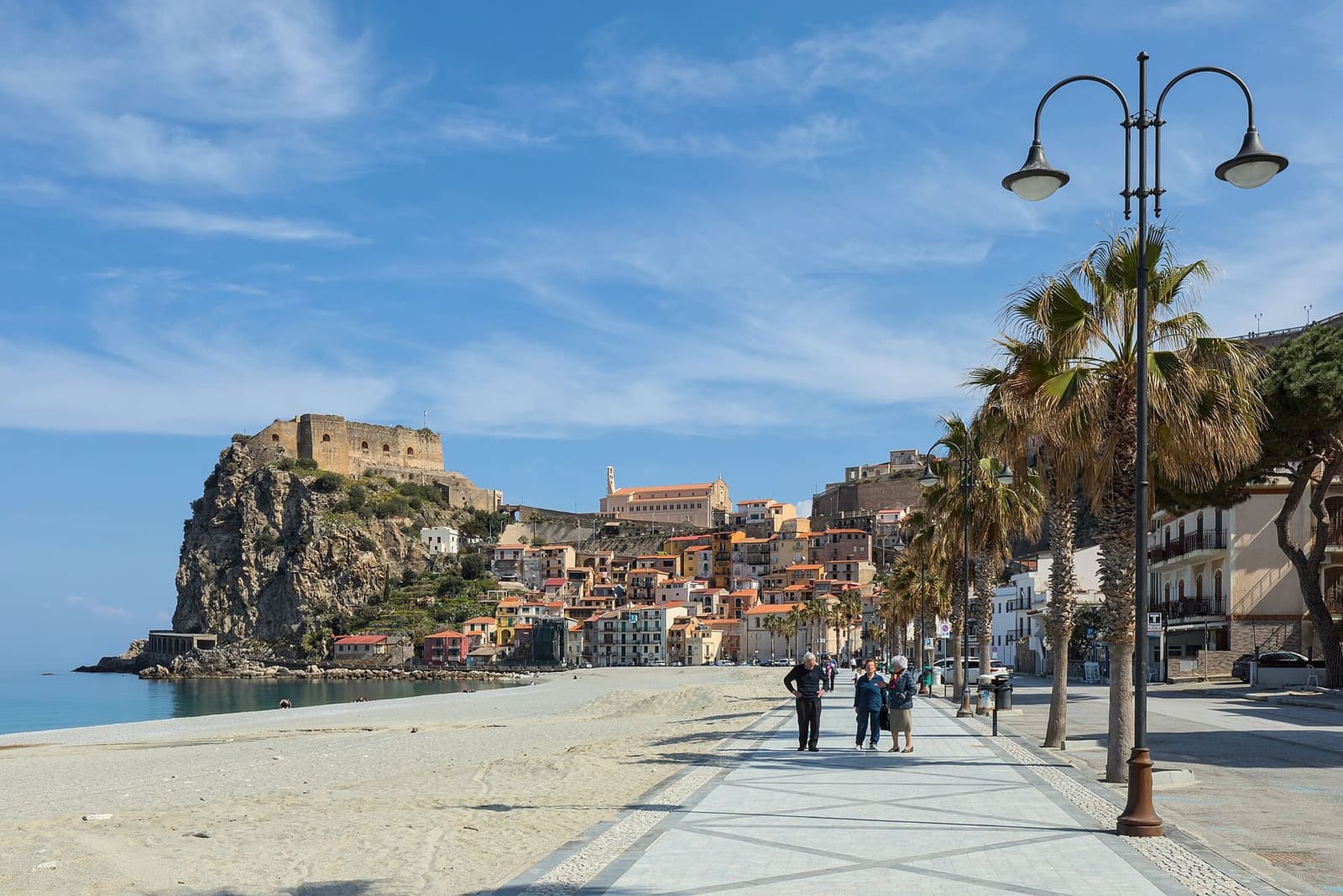 il lungomare di Marina Grande con le palme, e la rupe del castello in fondo
