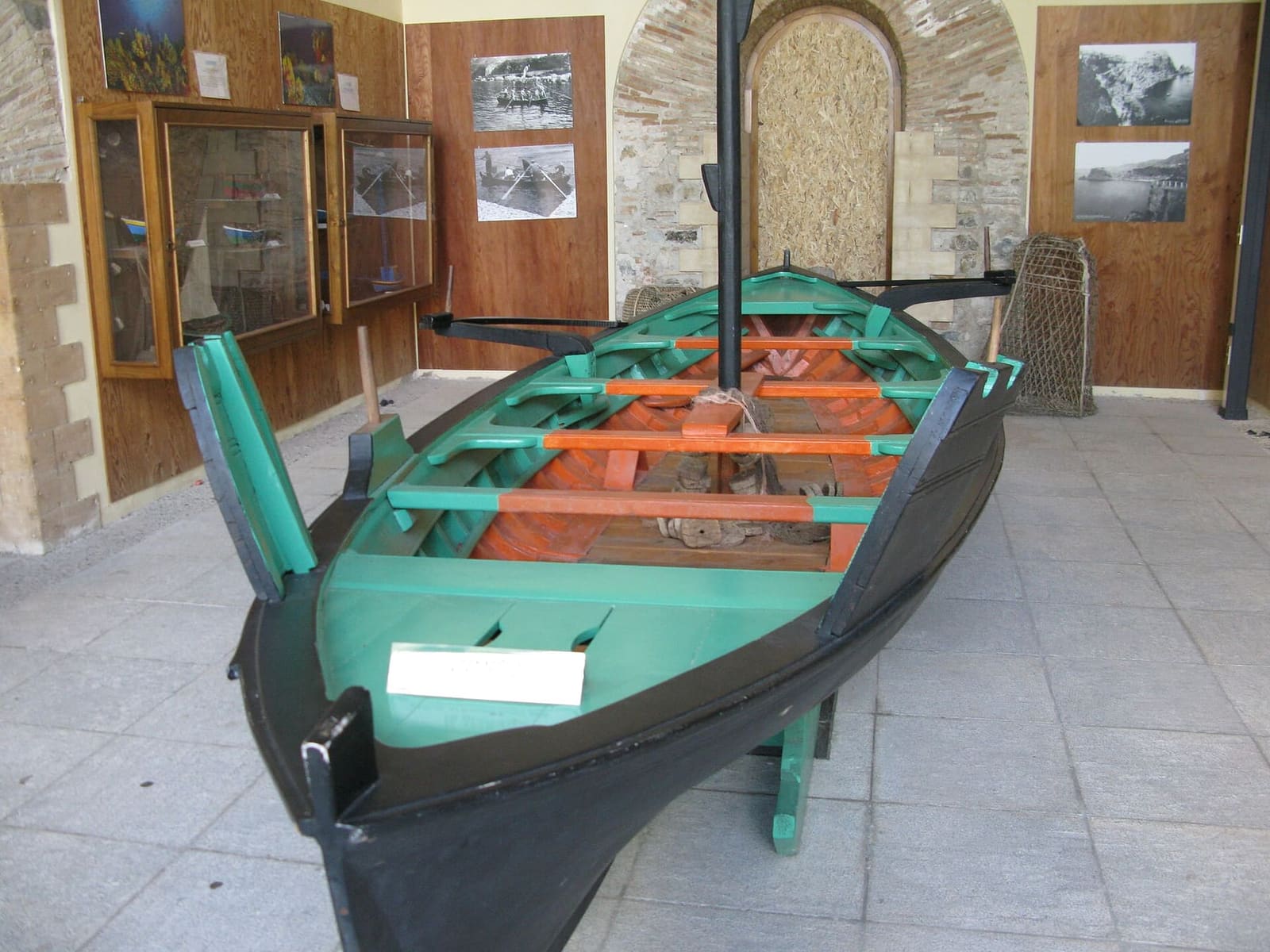 il luntre, la barca a remi della pesca del pesce spada, esposto nel castello nel 2014