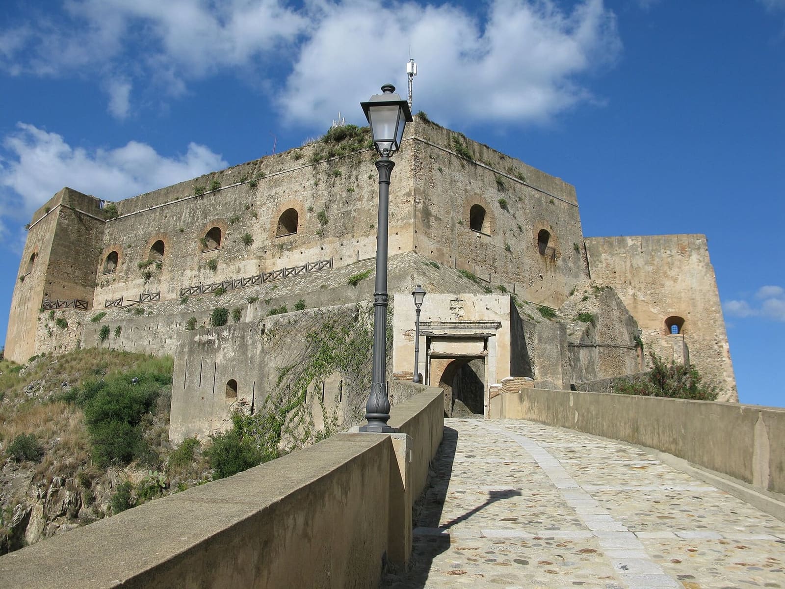 il ponte che porta all'ingresso del Castello Ruffo