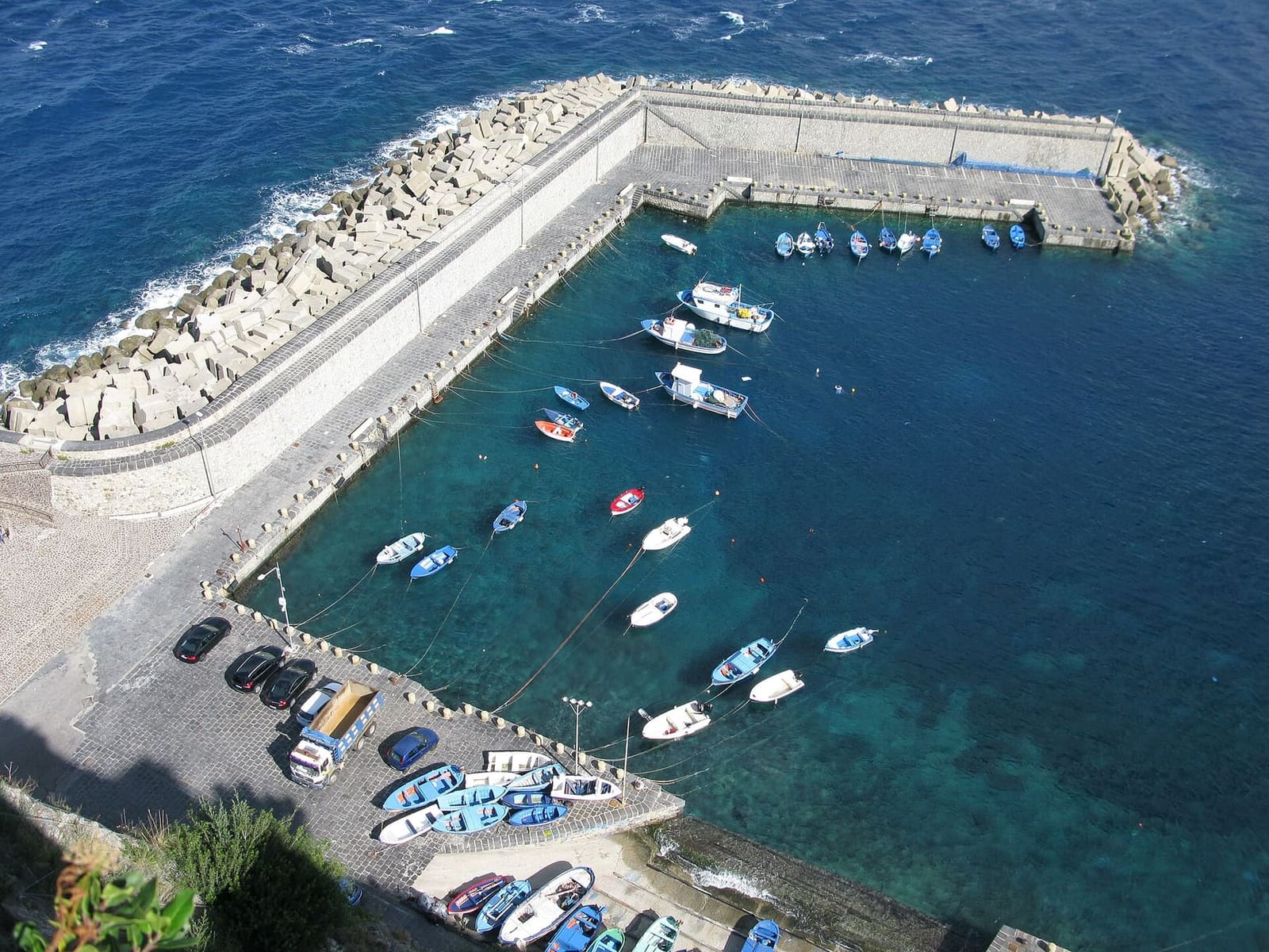 il porto di Scilla visto dal castello, con le barche ormeggiate