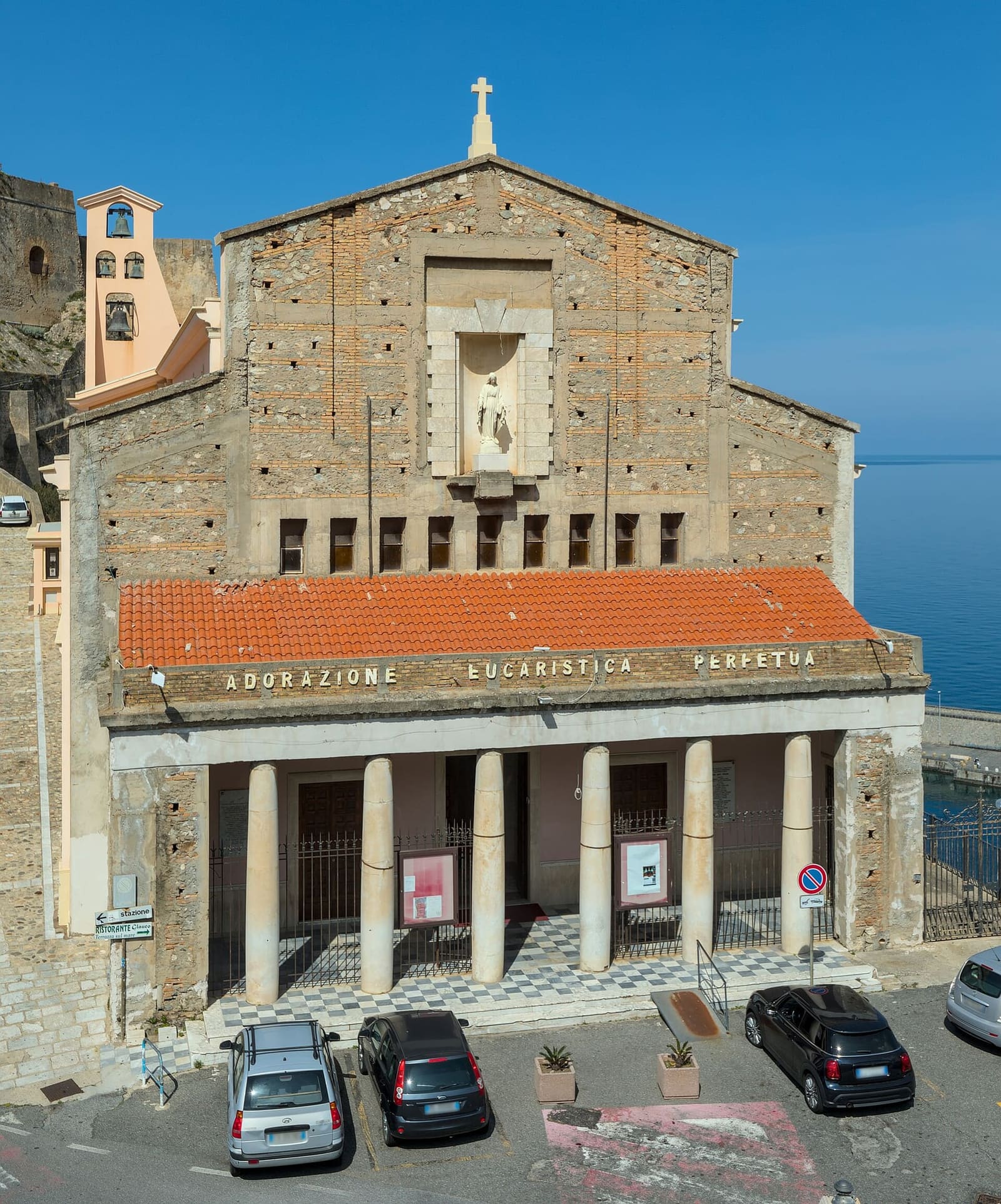 la chiesa dell'Immacolata con il portico di colonne, ai piedi della rupe