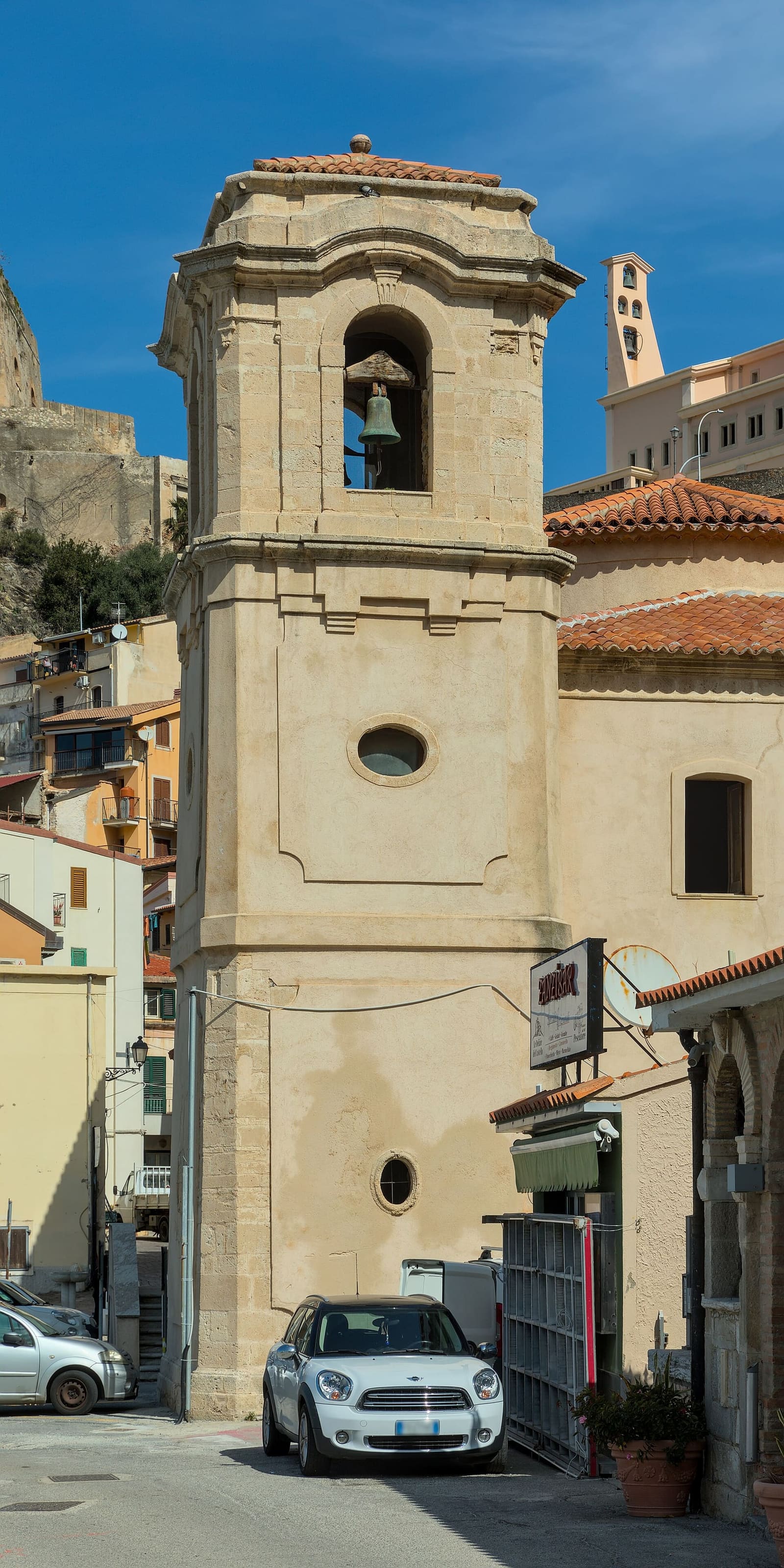 il campanile della chiesa dello Spirito Santo, sul lungomare