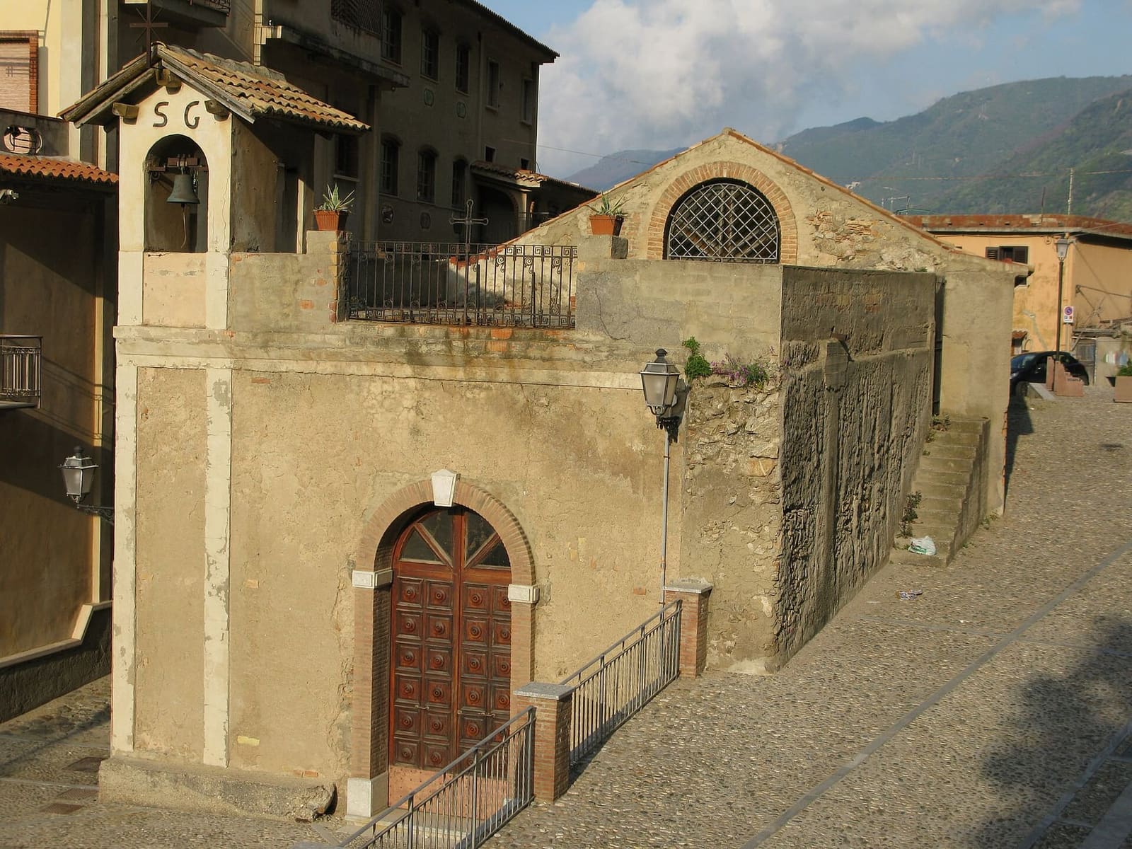 la chiesa di San Giuseppe, in fondo a Chianalea