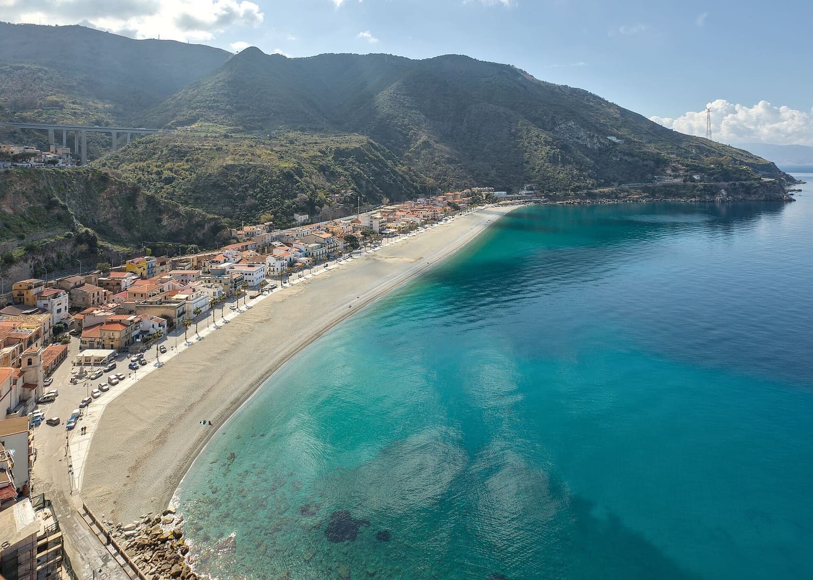 la spiaggia di Marina Grande vista dal castello, con l'acqua chiara