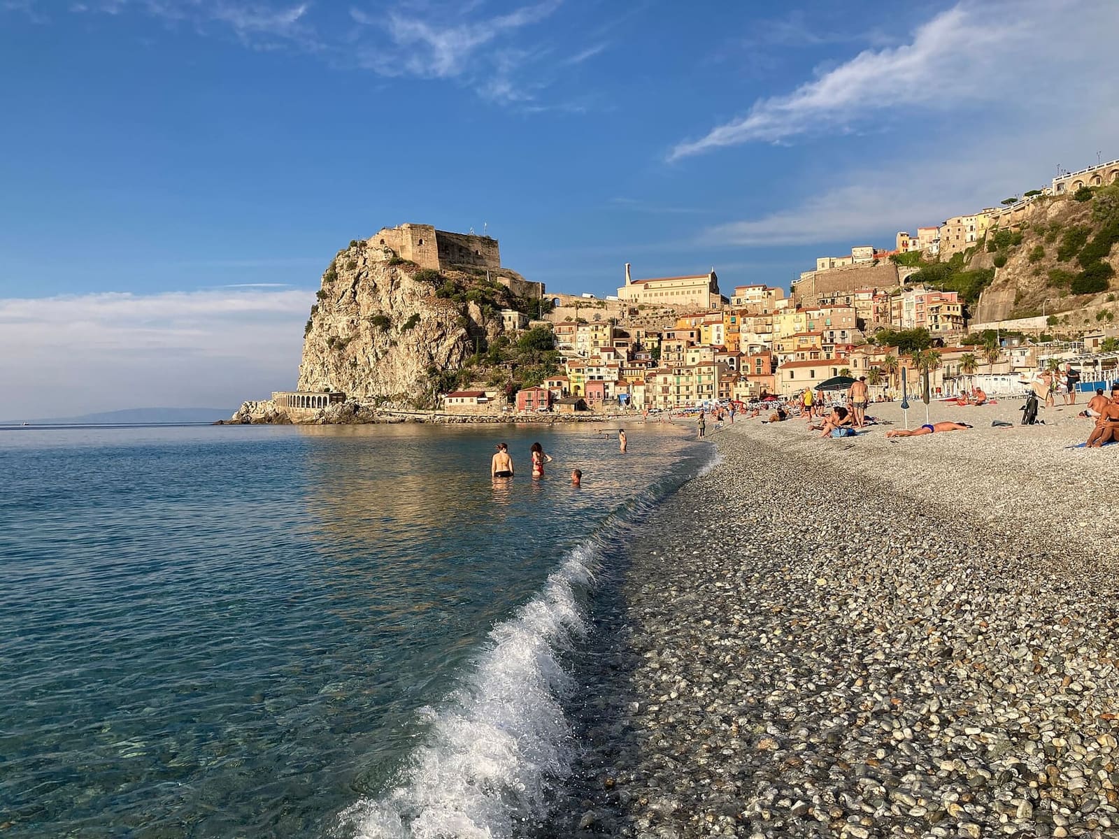 la spiaggia di Marina Grande e la rupe con il Castello Ruffo, a settembre