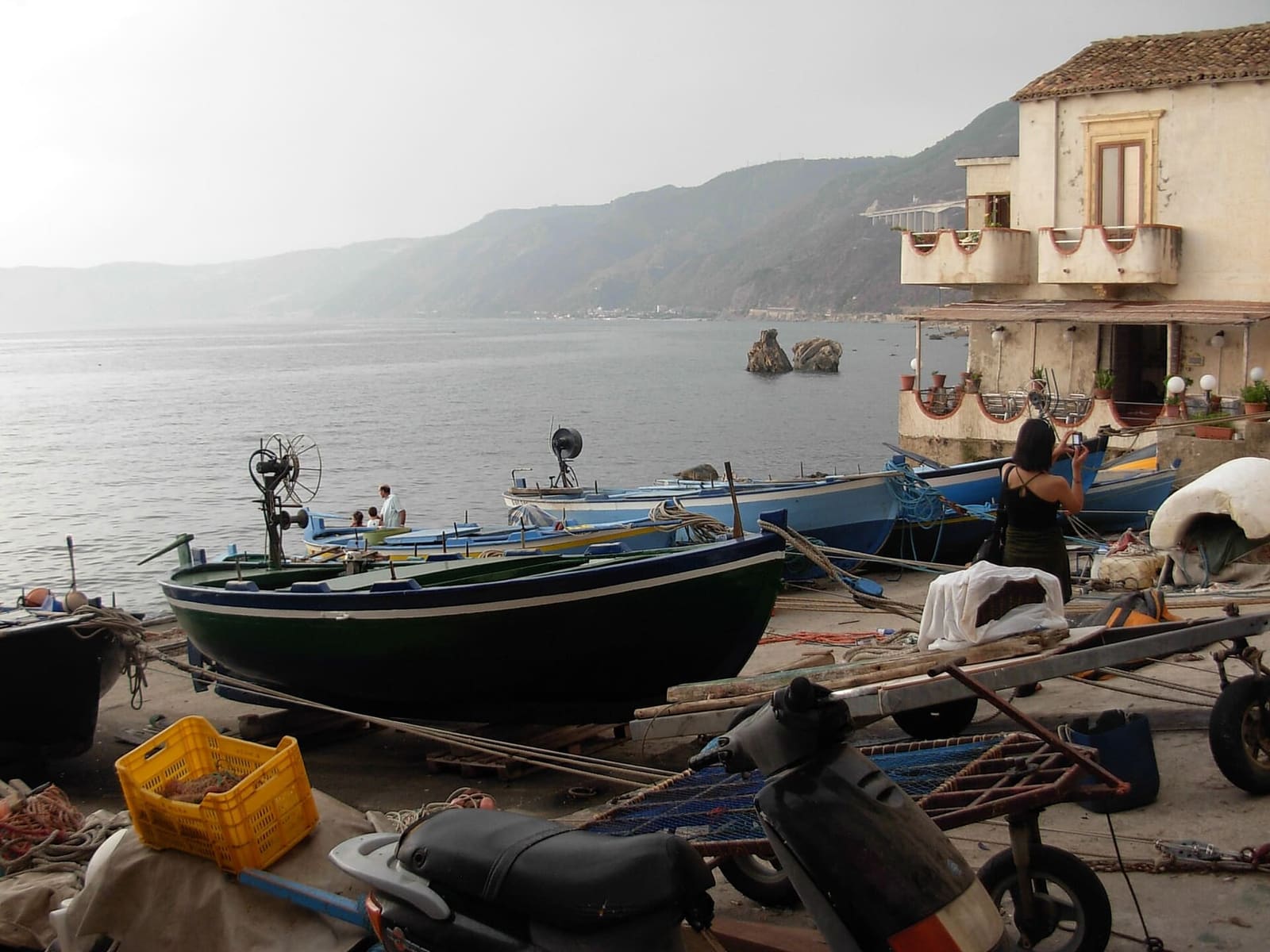 le barche dei pescatori tirate su lungo la strada di Chianalea
