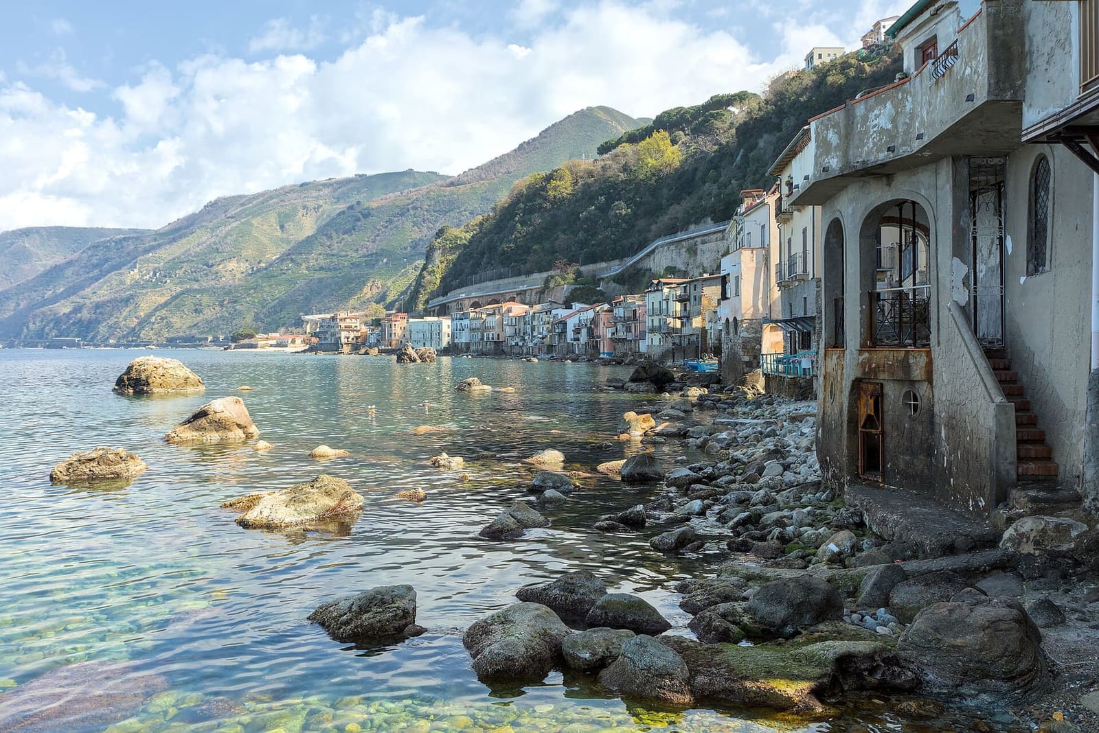 le case di Chianalea sugli scogli, con la Costa Viola in fondo