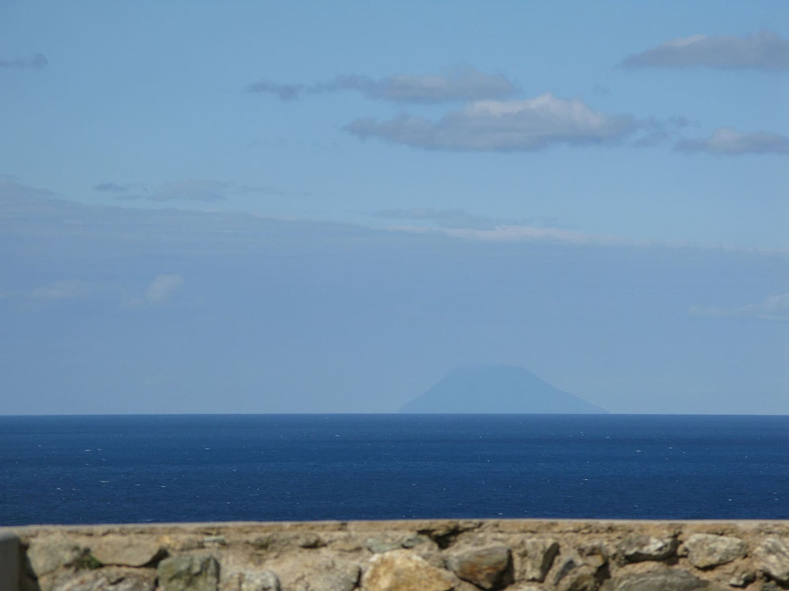 lo Stromboli sull'orizzonte, visto dal castello