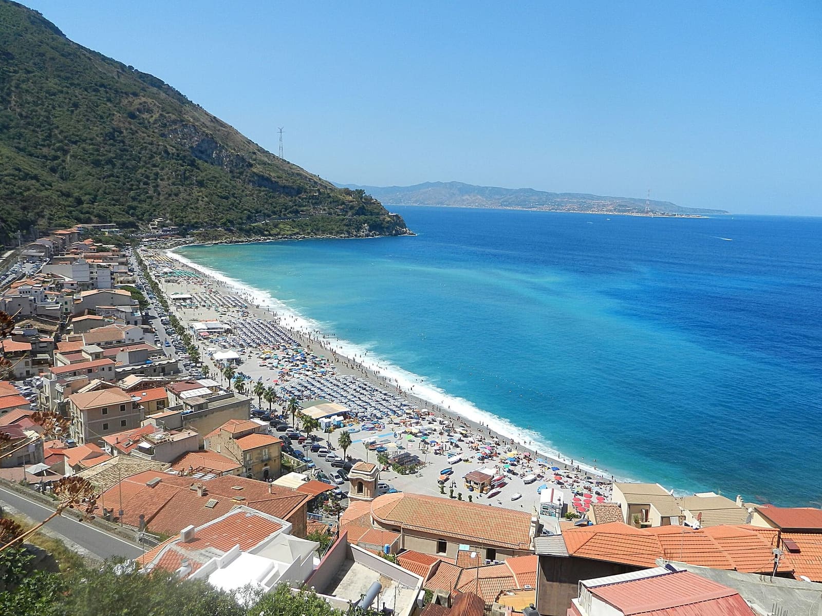 Marina Grande d'estate vista dall'alto, piena di ombrelloni