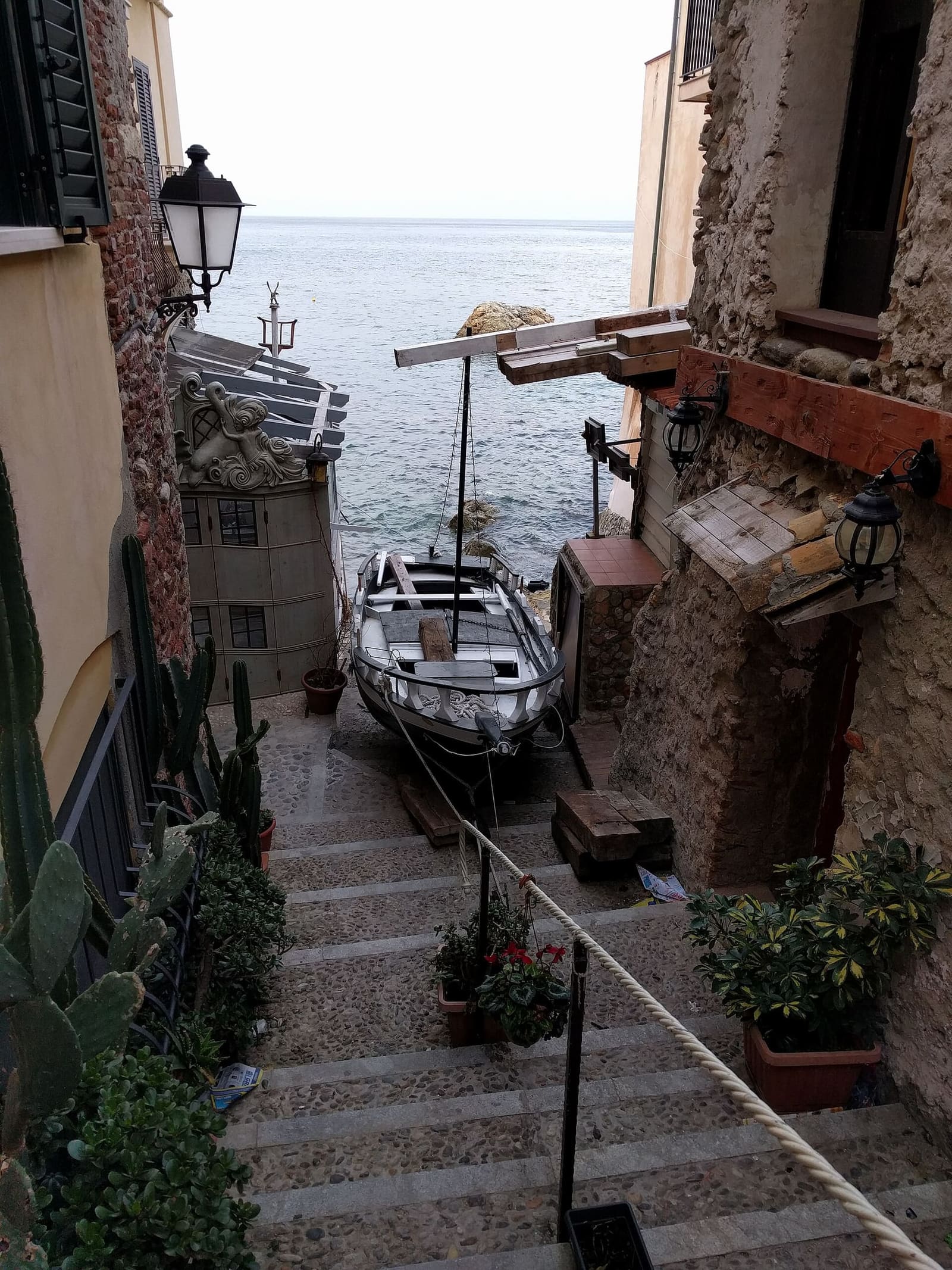 un vicolo a gradini di Chianalea che scende al mare, con una barca tirata su