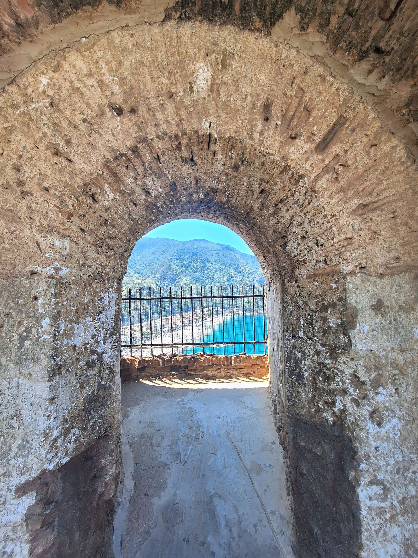 una finestra del castello con la grata, e sotto la spiaggia di Marina Grande