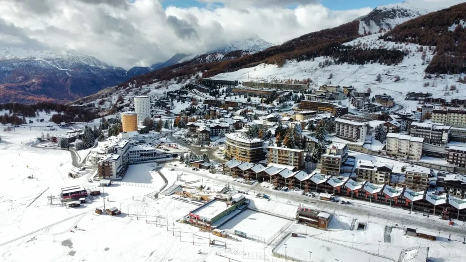 Sestriere dall'alto, la torre e le piste che arrivano in paese