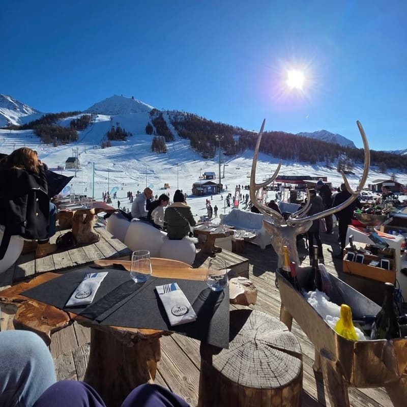 la terrazza di un locale sulle piste, con il monte Sises di fronte
