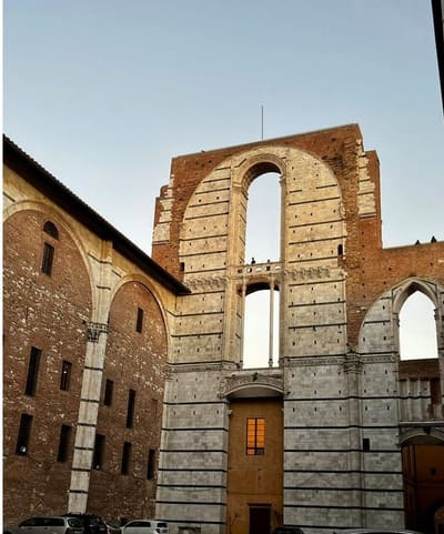 l'arcata incompiuta del Duomo Nuovo, il Facciatone, con due persone affacciate in cima