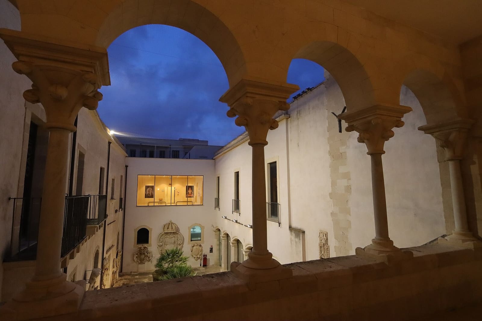 der Hof des Palazzo Bellomo von der Bogenloggia aus gesehen, am Abend