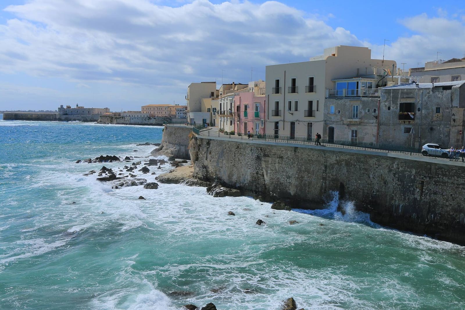 die östliche Uferpromenade von Ortigia, mit dem bewegten Meer unter den Mauern und den Häusern in einer Reihe