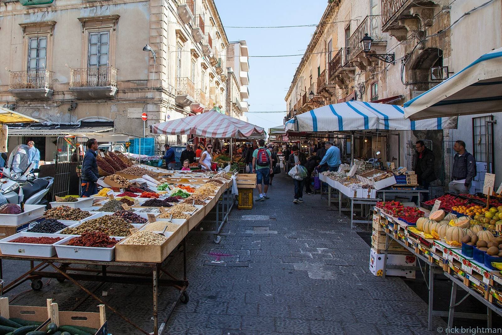 die Stände des Marktes von Ortigia unter den Planen, mit den Gewürzen, den Trockenfrüchten und dem Gemüse