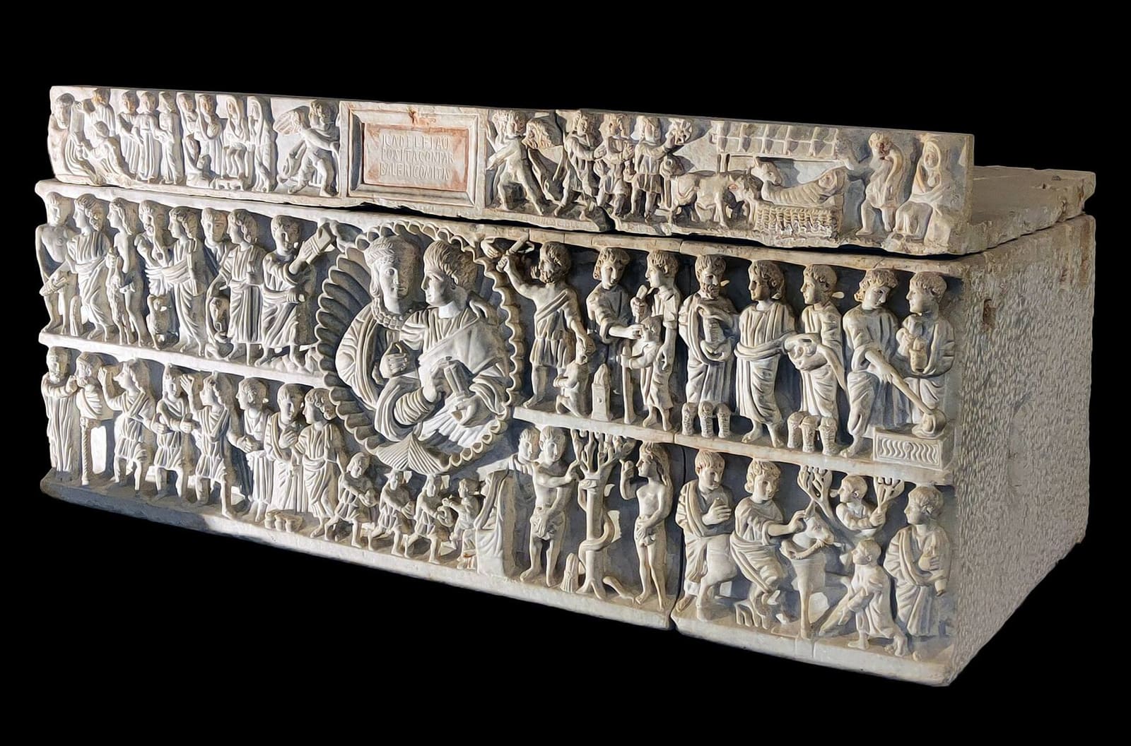 der Sarkophag der Adelfia im Museum Paolo Orsi, mit den in zwei Bändern gemeißelten Szenen aus der Bibel und dem Ehepaar in der Mitte