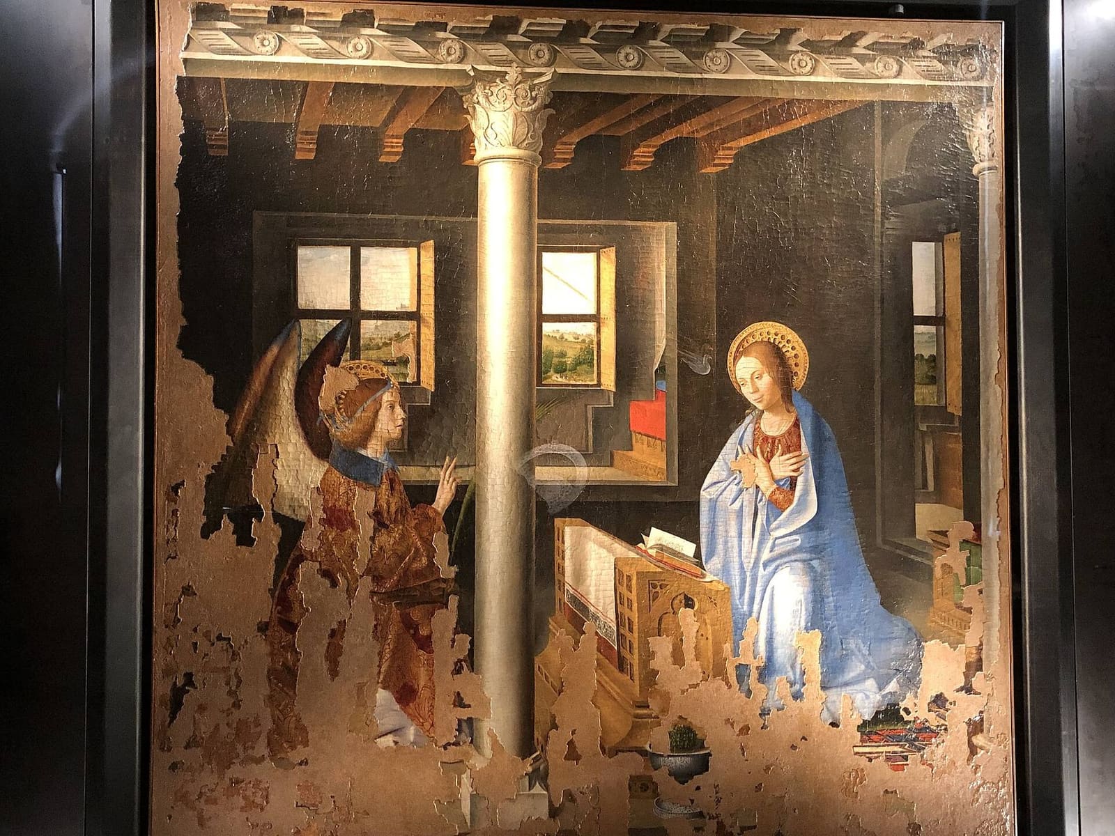 die Verkündigung von Antonello da Messina in ihrem Saal im Palazzo Bellomo, mit dem Engel und der Jungfrau zu beiden Seiten der Säule
