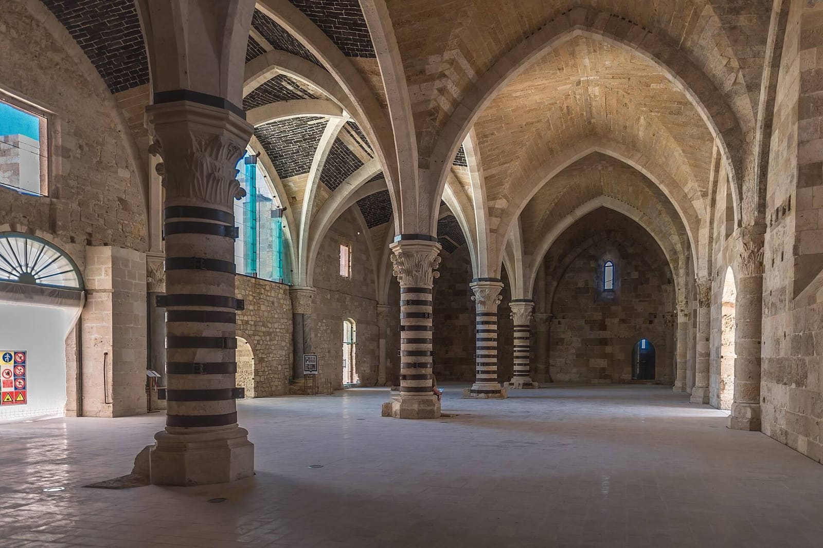 der Säulensaal des Castello Maniace, mit den gestreiften Säulen und den Kreuzgewölben