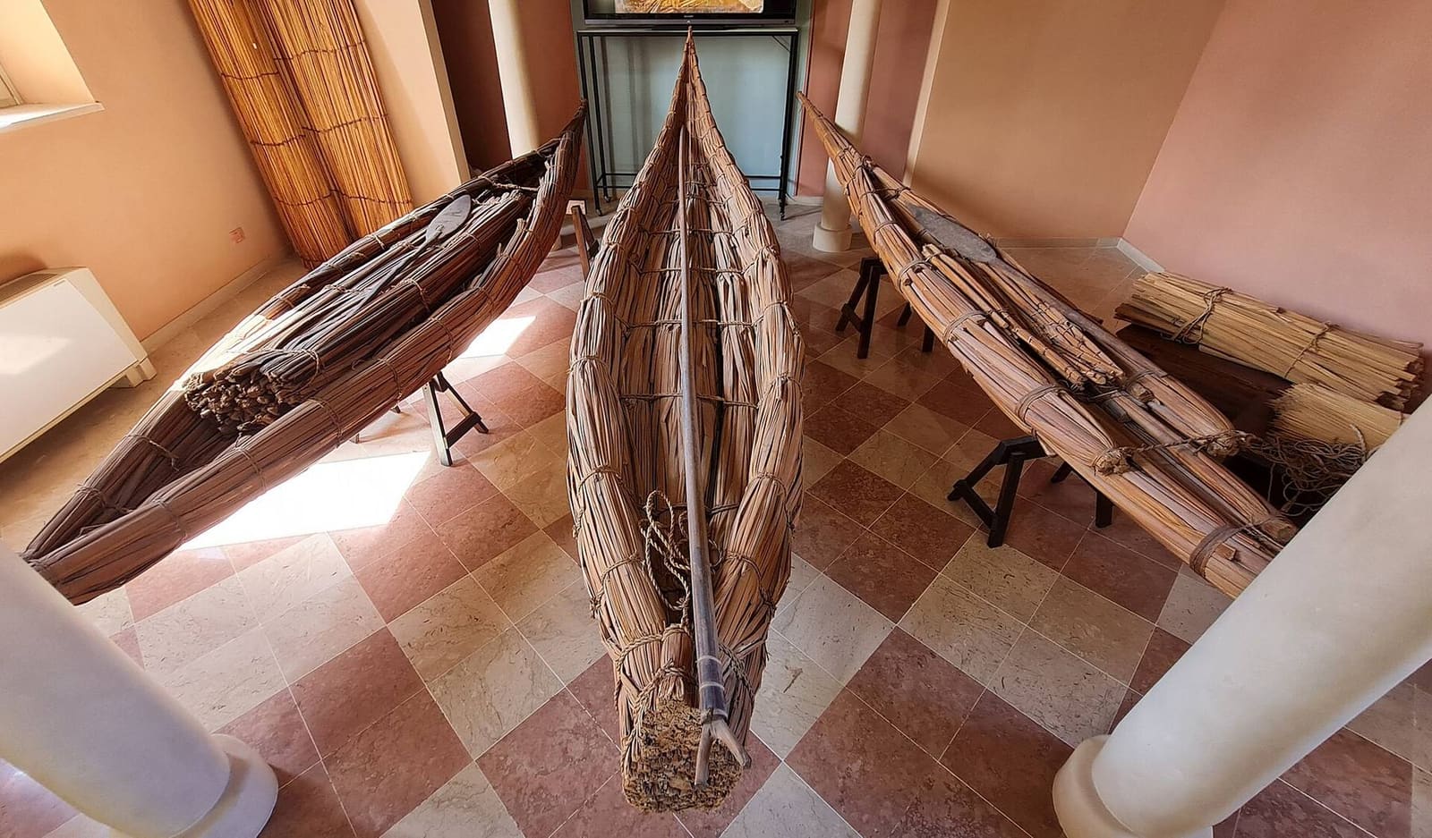drei Papyrusboote aus der Sammlung von Corrado Basile, in den Sälen des Papyrusmuseums