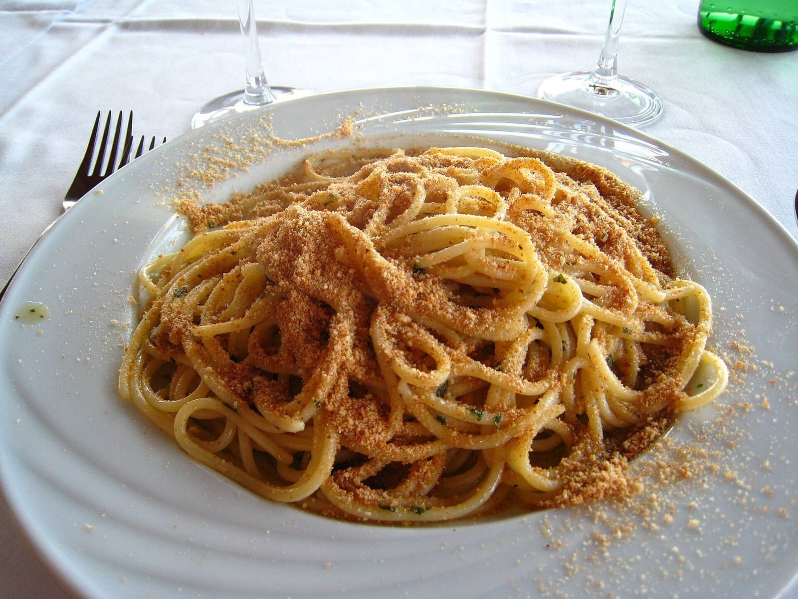 Pasta con le acciughe alla siracusana
