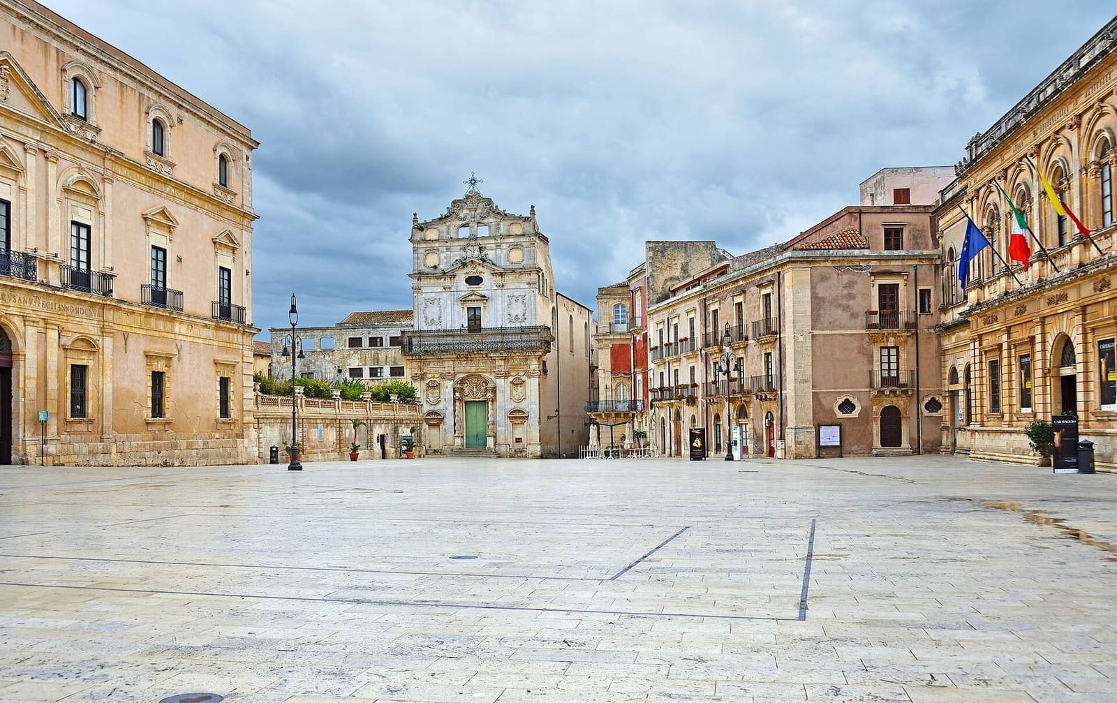 die Piazza Duomo unter den Wolken, mit Santa Lucia alla Badia am Ende