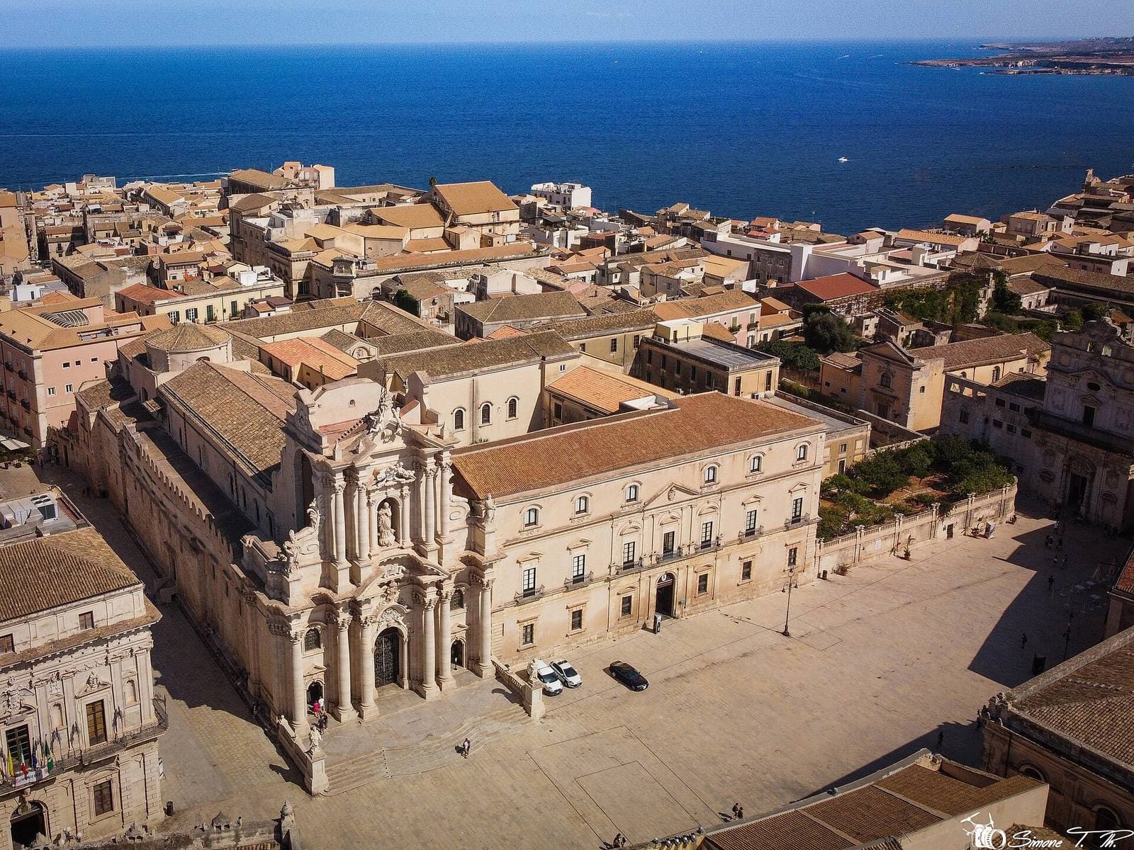 die Piazza Duomo von oben, mit der Fassade der Kathedrale und den Dächern von Ortigia bis zum Meer