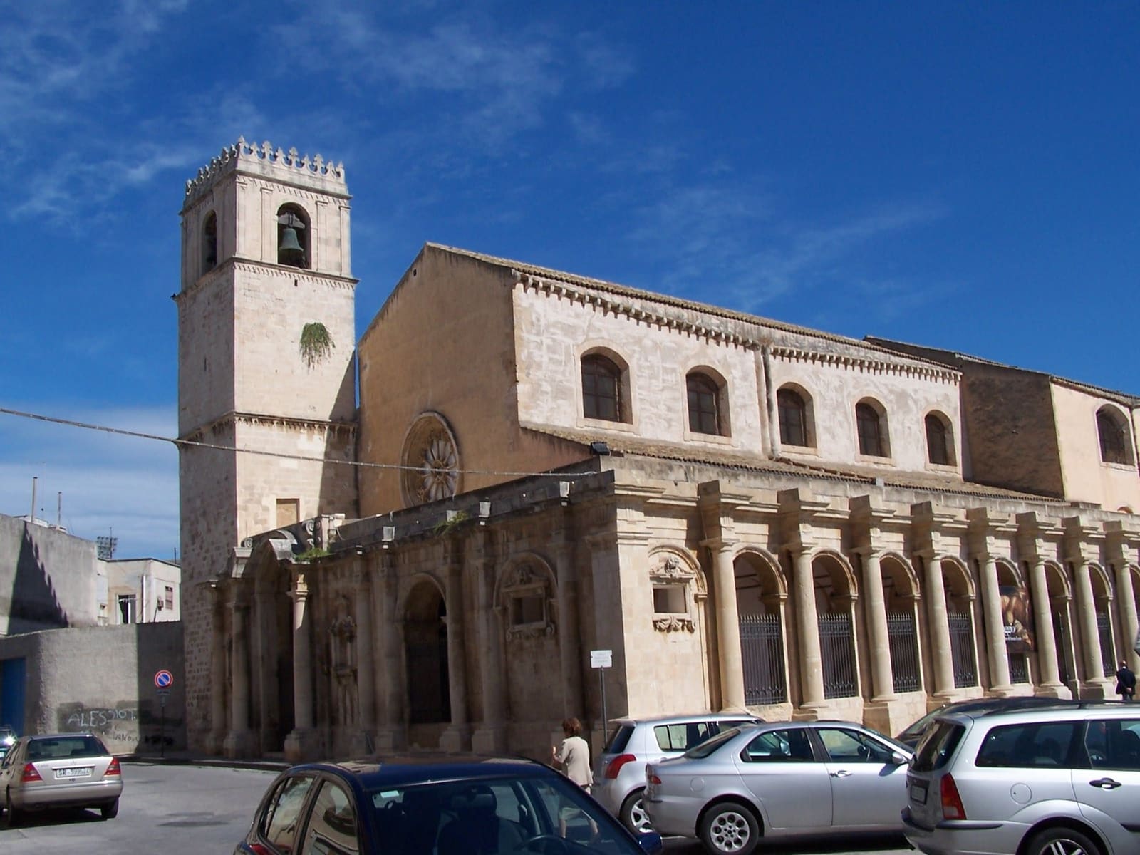 die Basilika Santa Lucia al Sepolcro in der Borgata, mit dem Glockenturm und dem seitlichen Säulengang