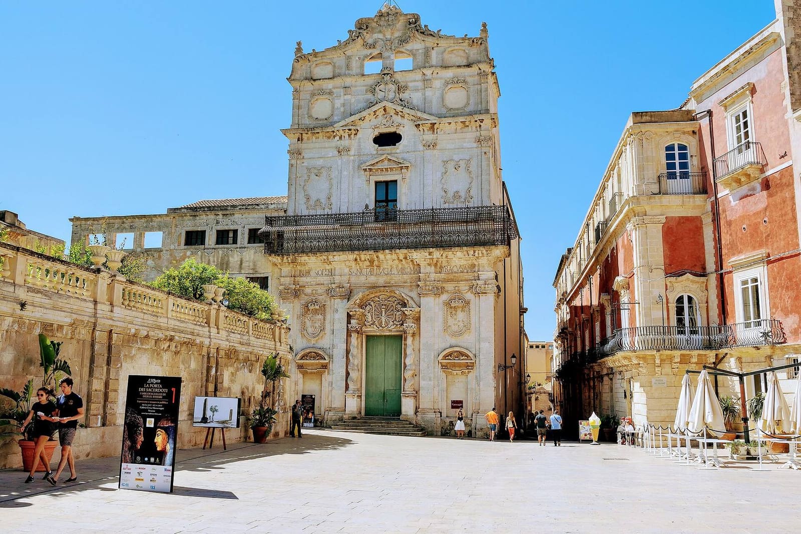 die Barockfassade von Santa Lucia alla Badia, an der Südseite der Piazza Duomo
