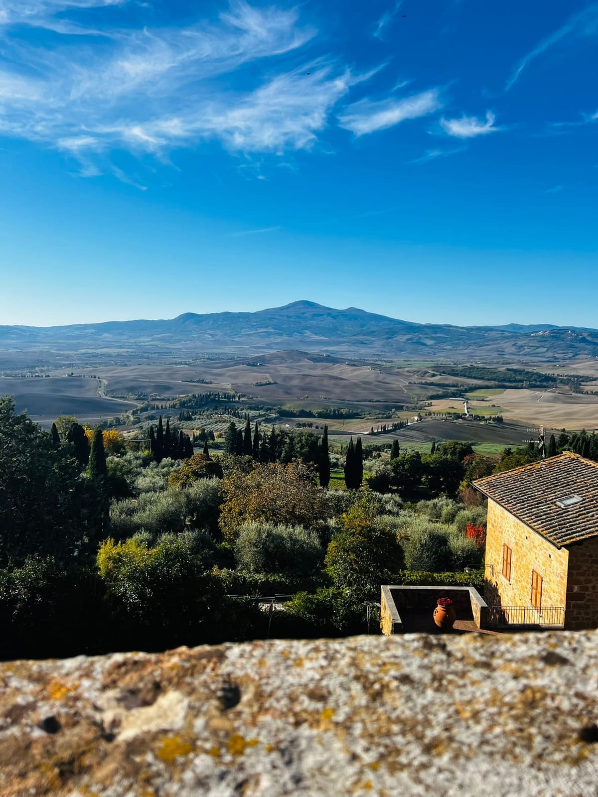 La Val d'Orcia e il monte Amiata dalla cinta muraria di Pienza